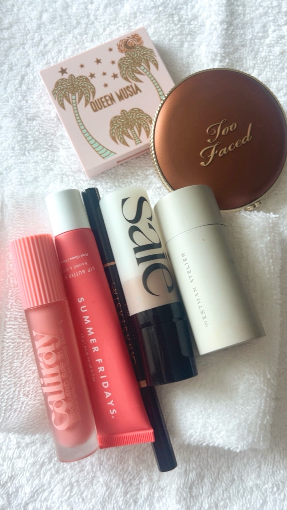 Hotel Bathroom View ✨
… some of my daily faves that make it in my overnight luggage

Colors:

Caliray: Zuma
Summer Fridays: Pink Guava (add other)
Anastasia: Taupe
Saie: Sunglow
Westman Atelier: Poppet, Coquette & Minette
Queen Musia: Midcentury Pink
Too Faced: SunBunny