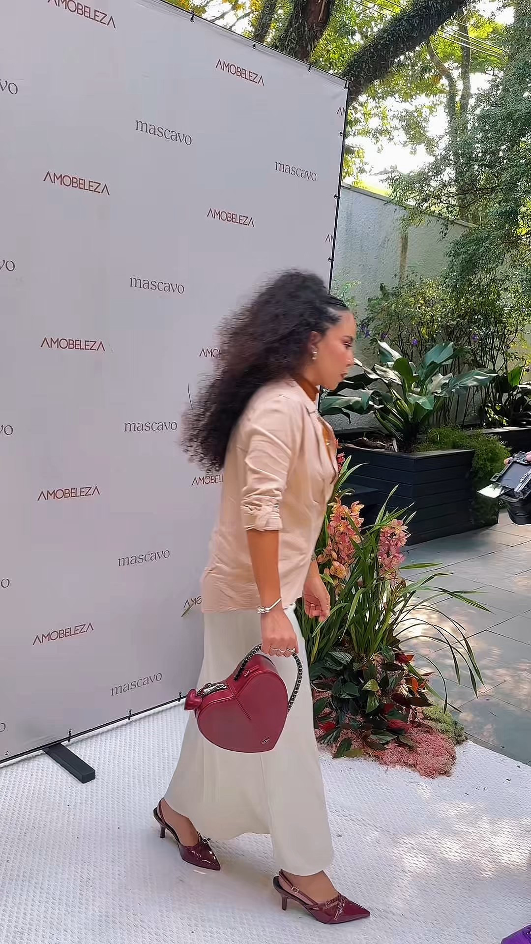 🚨SPOILER🚨

Ontem, conheci em primeira mão a base da @mascavo que vai ser lançada em junho deste ano.

Uma base com 36 tonalidades e o corretivo com 24 tonalidades e 2 deles universais. E só te digo uma coisa, prepara o cartão, porque esse lançamento está divo.

Além da embalagem ser riquíssima, que vai fazer toda a diferença na sua bancada e/ou penteadeira. Tem uma ótima cobertura e deixa pele com glow e ao mesmo tempo matte, pois ela é Soft Radiance. A fórmula está muito boa. 

E o corretivo não fica por baixo, excelente cobertura também amores. Sem contar, que tivemos uma aula com a @marisaad ao vivo e foi incrível. 

Já estou ansiosa para usar. E todos os produtos da Mascavo vocês encontram no site da @amobelezabr 💜



Photo: @thitostrambi 
Bolsa: @fioremilanobr 


#intimasdaline #beleza #hair #make #mascavo #moda #cabelo #hairstyle #maquiagem #ltk 

#LTKbeleza #LTKbrasil