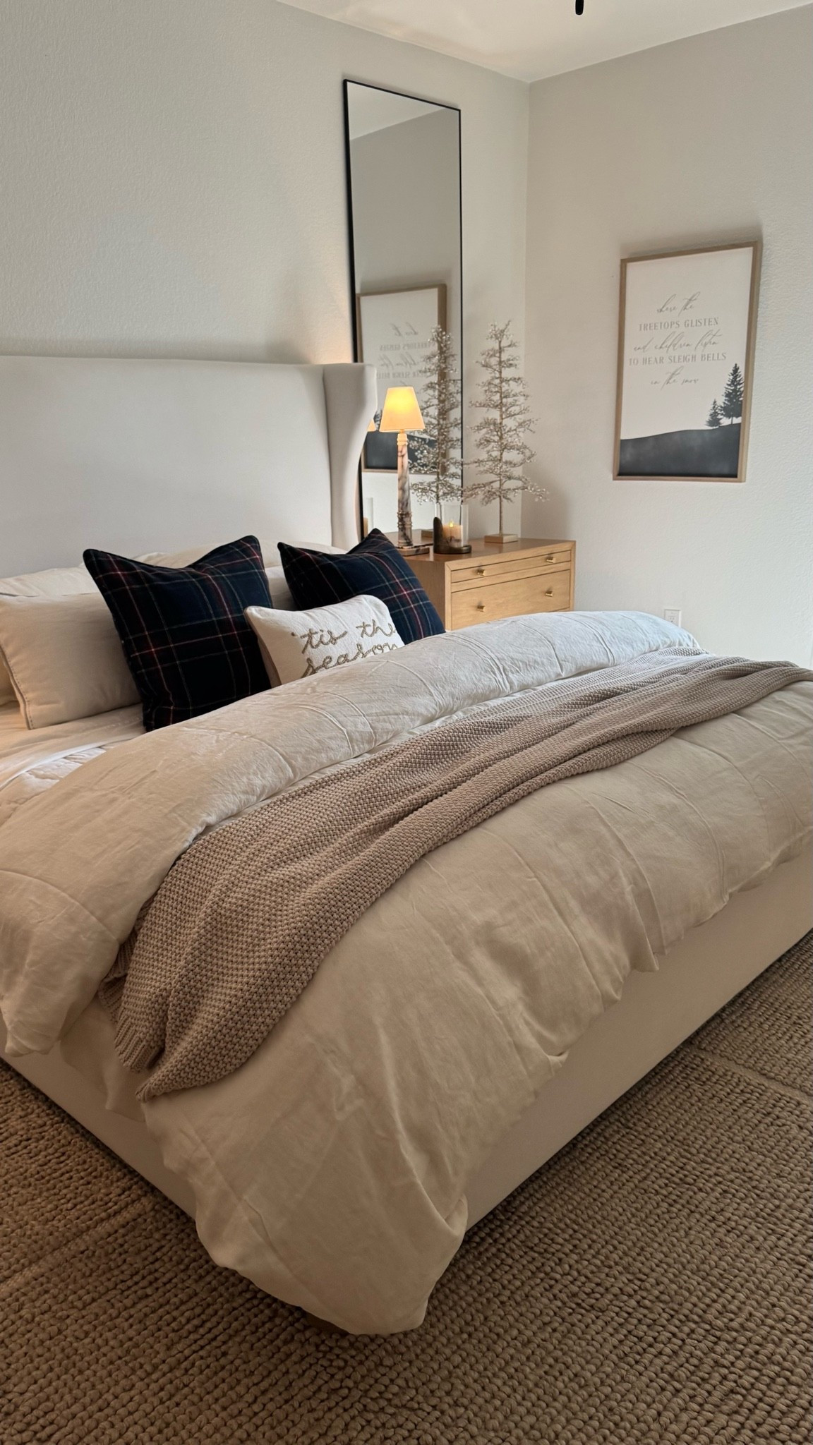 Cozy simple Christmas bedroom🤍