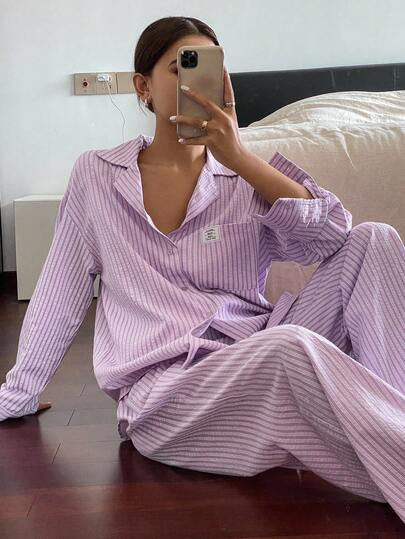DAZY Set di pigiama casual con maniche lunghe e pantaloni, decorato con etichetta tessuta a righe... | SHEIN