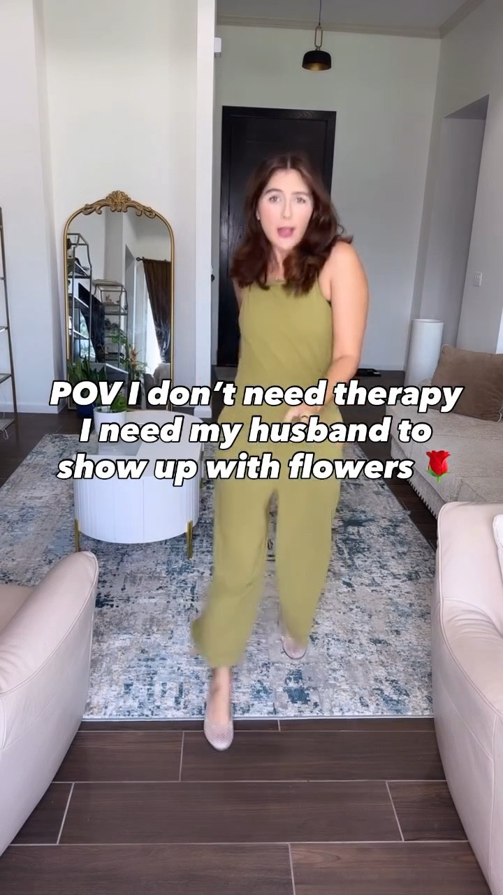 Normalize surprise flowers 🌸🙌 Tag your bestie to remind your husband 👀

#motherhoodunfiltered #millenialmom #toddlermom #momhumor #MarriedLife #marriagehumor #relatablereels