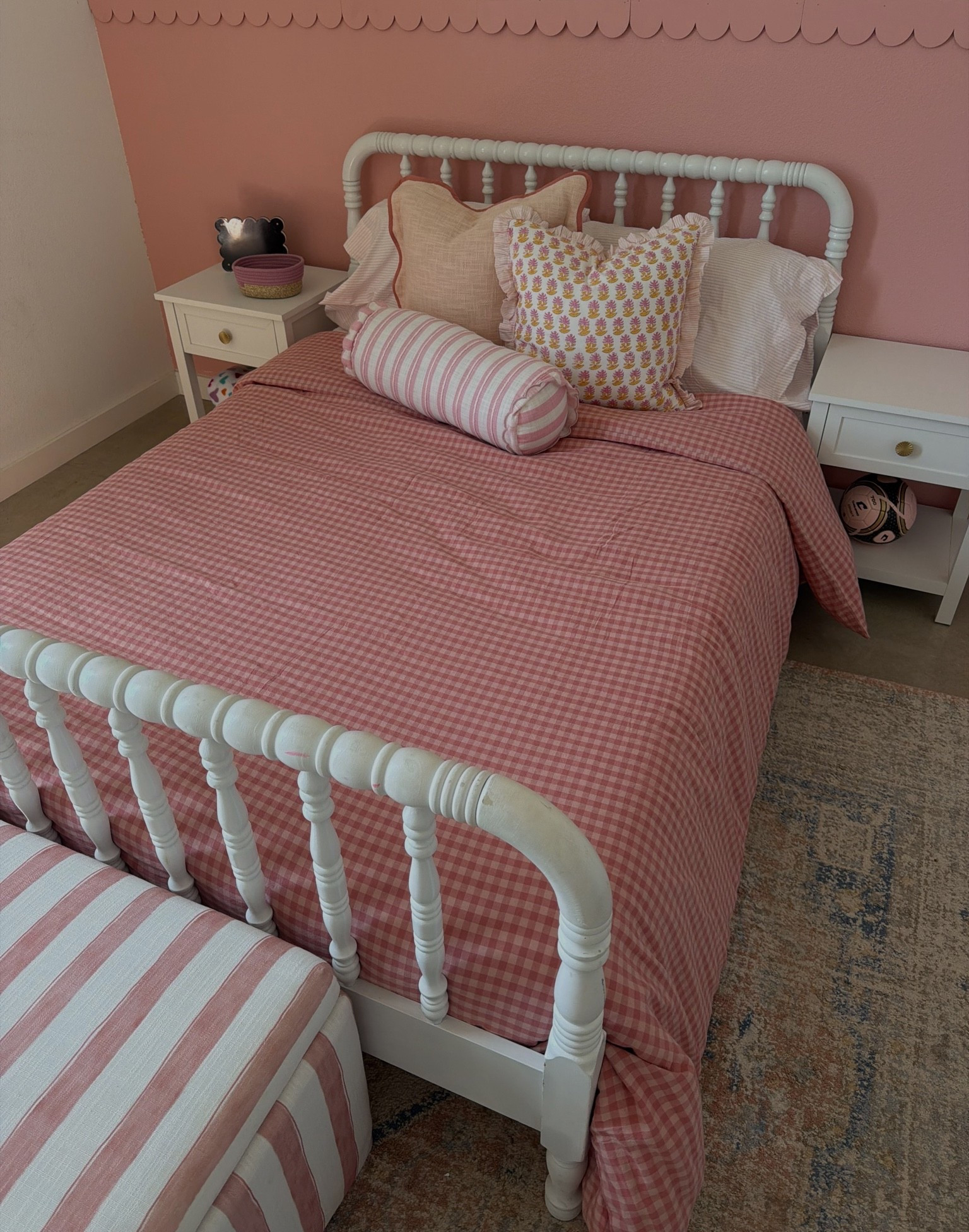 Bedding is in full/queen size!