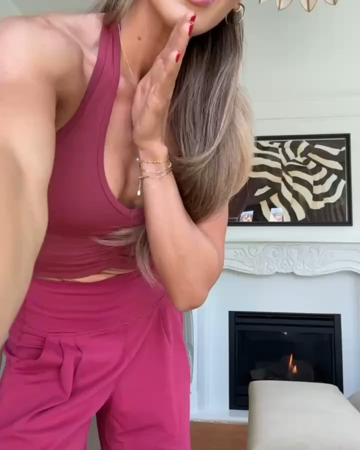 Sharing some of my favorite finds from @shopathluna The quality is insane and the fabric is so buttery soft. Would be so perfect for yoga or Pilates but also could be dressed up for everyday! 

Use my code: Caraloren23 for 23% off sitewide!!

#athluna #lunaairy #ad #shopathluna