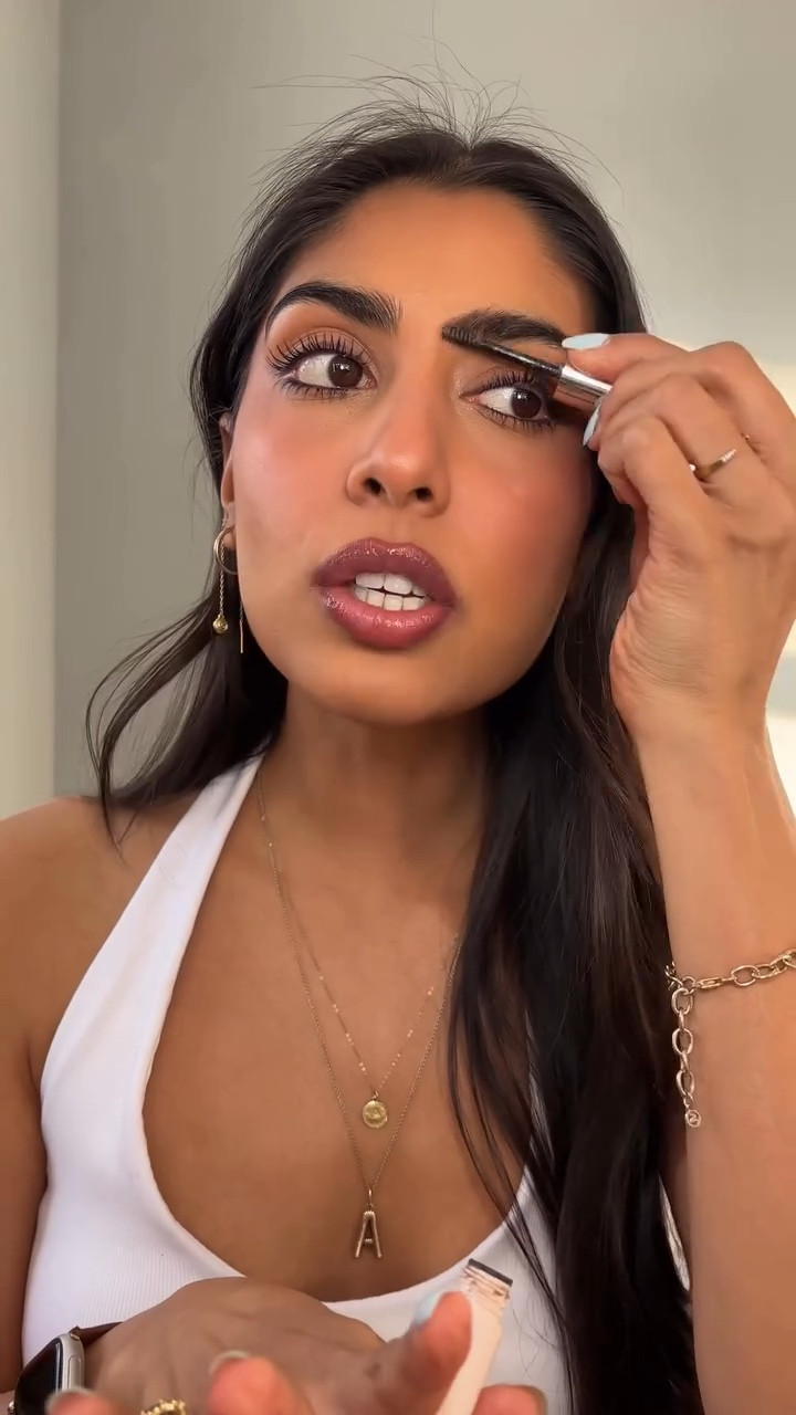 I swear I’ve been using the same brow gel for years now 

It’s the @rarebeauty brow harmony flexible lifting brow gel!
.
.
.
#rarebeauty #browgel #rareroutine