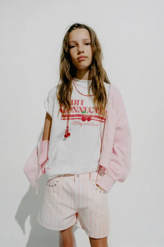 Short sleeve T-shirt with a round neck. Featuring a front print. | Zara UK