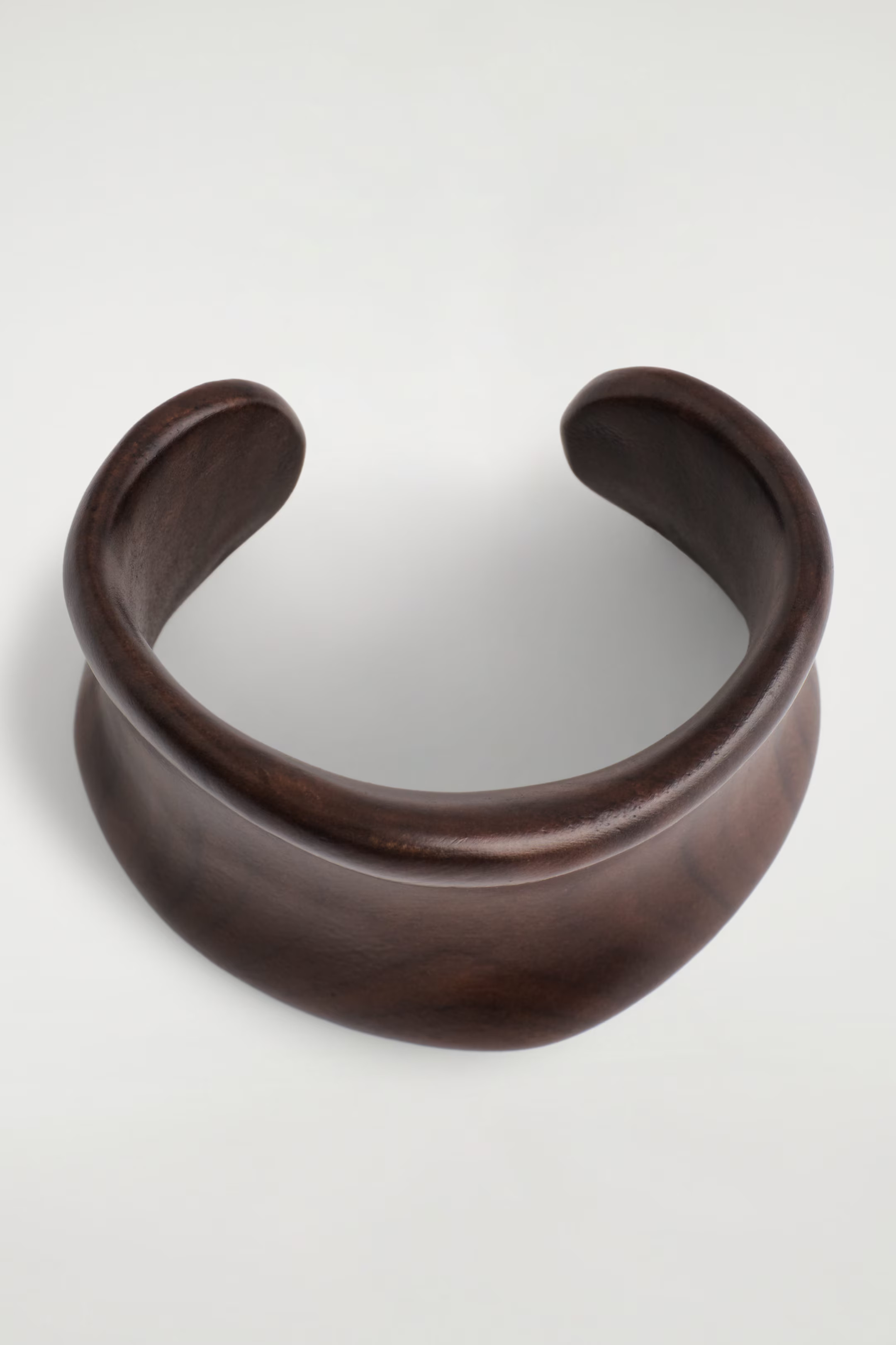 CURVED WOODEN CUFF - WALNUT | COS | COS (EU)