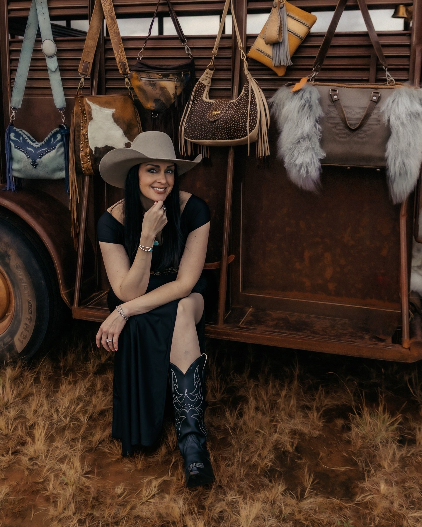 I PROMISE the cowgirl in your life would love one of these bags from @j.huberleatherdesigns. The quality is SO GOOD and each bag is so unique and gorgeous. 

I wanted to keep them all! 

Photos: @lulubirdcreative 

#nfrfashion #nfrstyle #westernfashion #cowgirlstyle #ranchwifestyle #oklahoma #handmade #leathermaker #wyoming #shopsmall #fringebag
