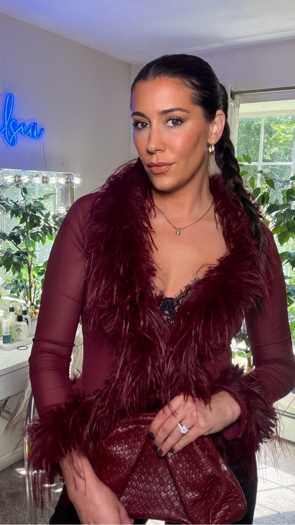 Fall palette loading... 🍂 

Wearing this stunning faux fur trim top from Wdirara styled with sleek leather pants and deep burgundy pumps for the perfect cozy-chic night out look.

#Wdirara #FallFashion #DateNightOutfit #OOTN