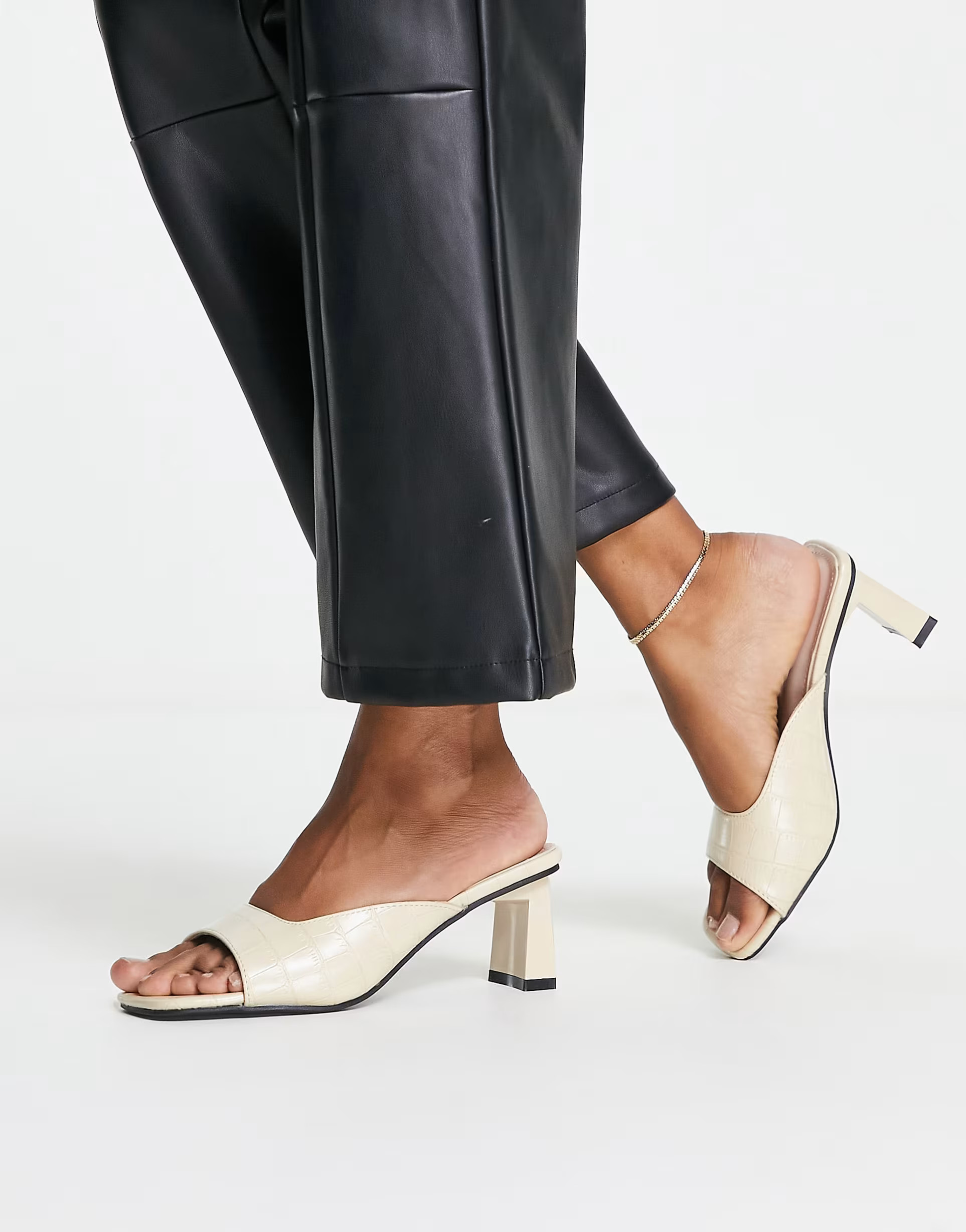 RAID Wide Fit - Mabelle - Mules effet croco à talon mi-haut et bout carré - Beige | ASOS (Global)
