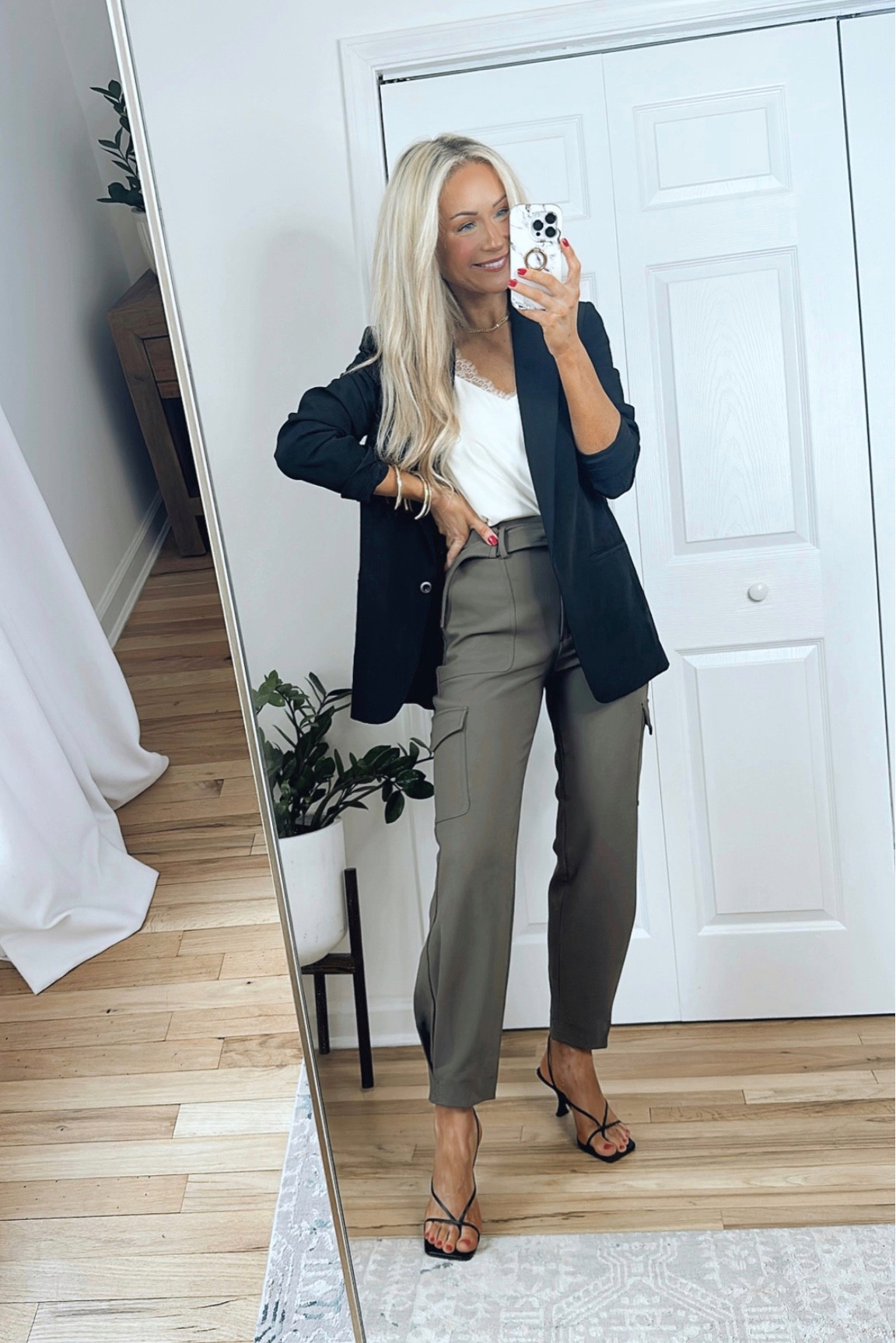 Trending now: cargo pants! Love the tapered leg on these olive cargo pants! Sizing info:
-Cargo pants run TTS, wearing a size 4
-Black blazer runs TTS (I sized up one size because I wanted a more oversized fit, wearing a medium)
-Satin lace camisole runs TTS, wearing a small
