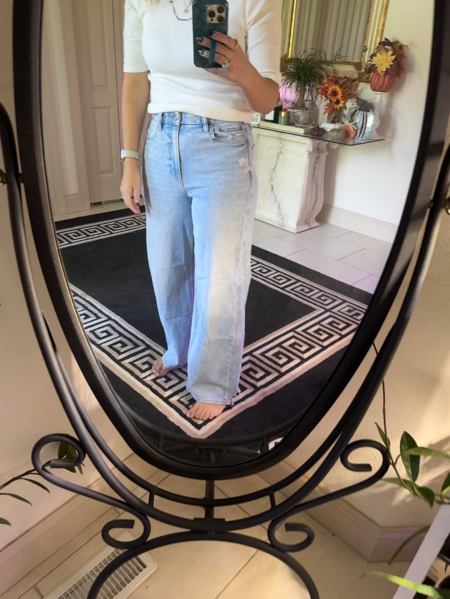 American eagle wide leg jeans
Drapey jeans 
Wide leg
Curvy jeans

I’m wearing the 6 curvy short 

#LTKSaleAlert #LTKFindsUnder50 #LTKStyleTip