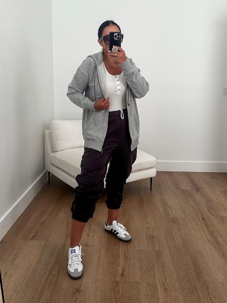 OFFLINE By Aerie OTT Fleece Jogger wearing size medium. AE Oversized Zip-Up Hoodie wearing size medium. SAMBA OG SHOES runs true to size. Essential Rib Tuckable Henley Tank wearing size medium. 