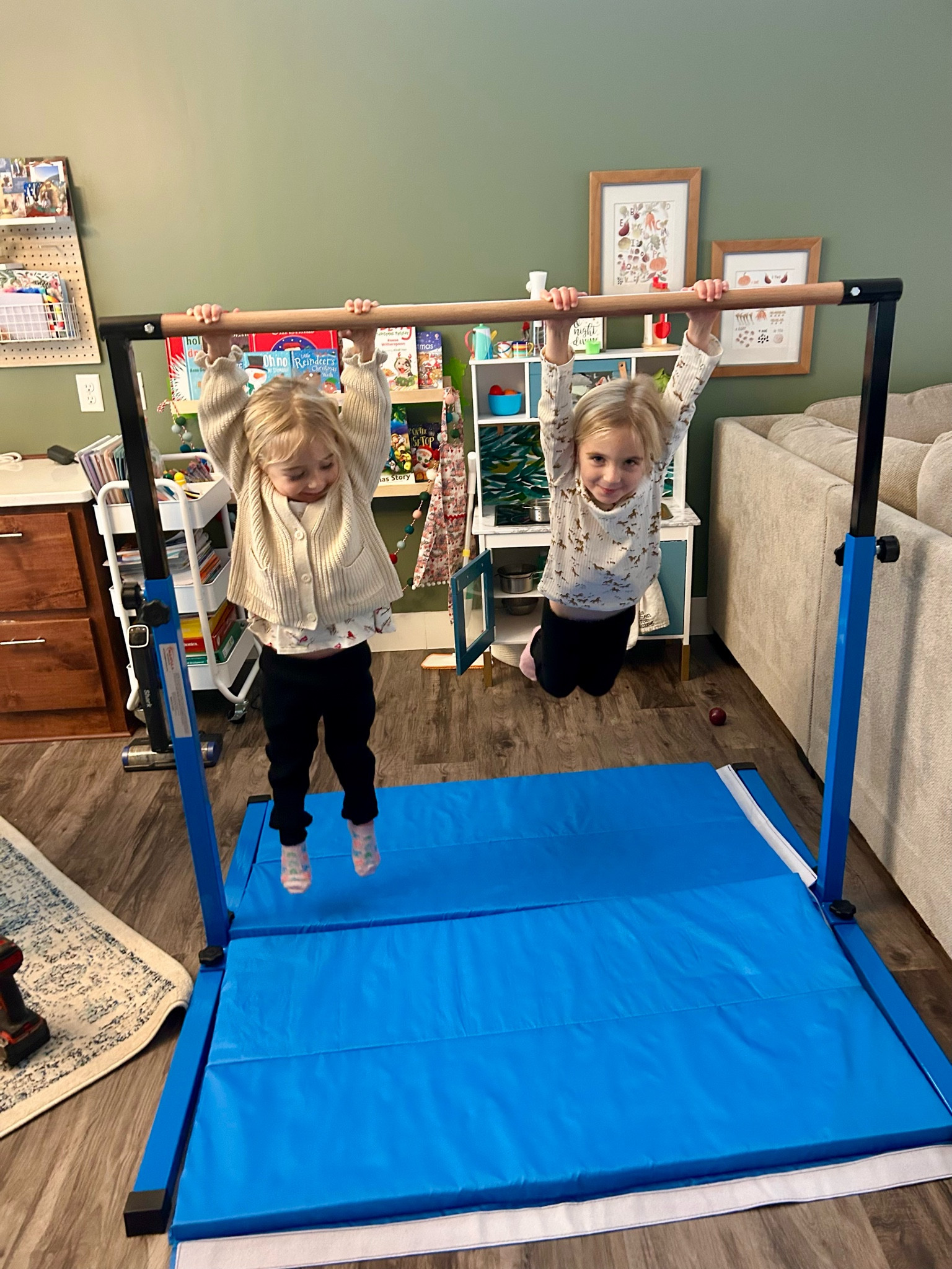 Just 20–30 seconds can make a difference! It helps open up your chest and relieve tightness. Have you tried this before?

#sickday #naturalremedies #homeremedies #momlife #feelbetterfast #selfcare #coldandflu #breathingexercises

#LTKFitness #LTKKids #LTKActive