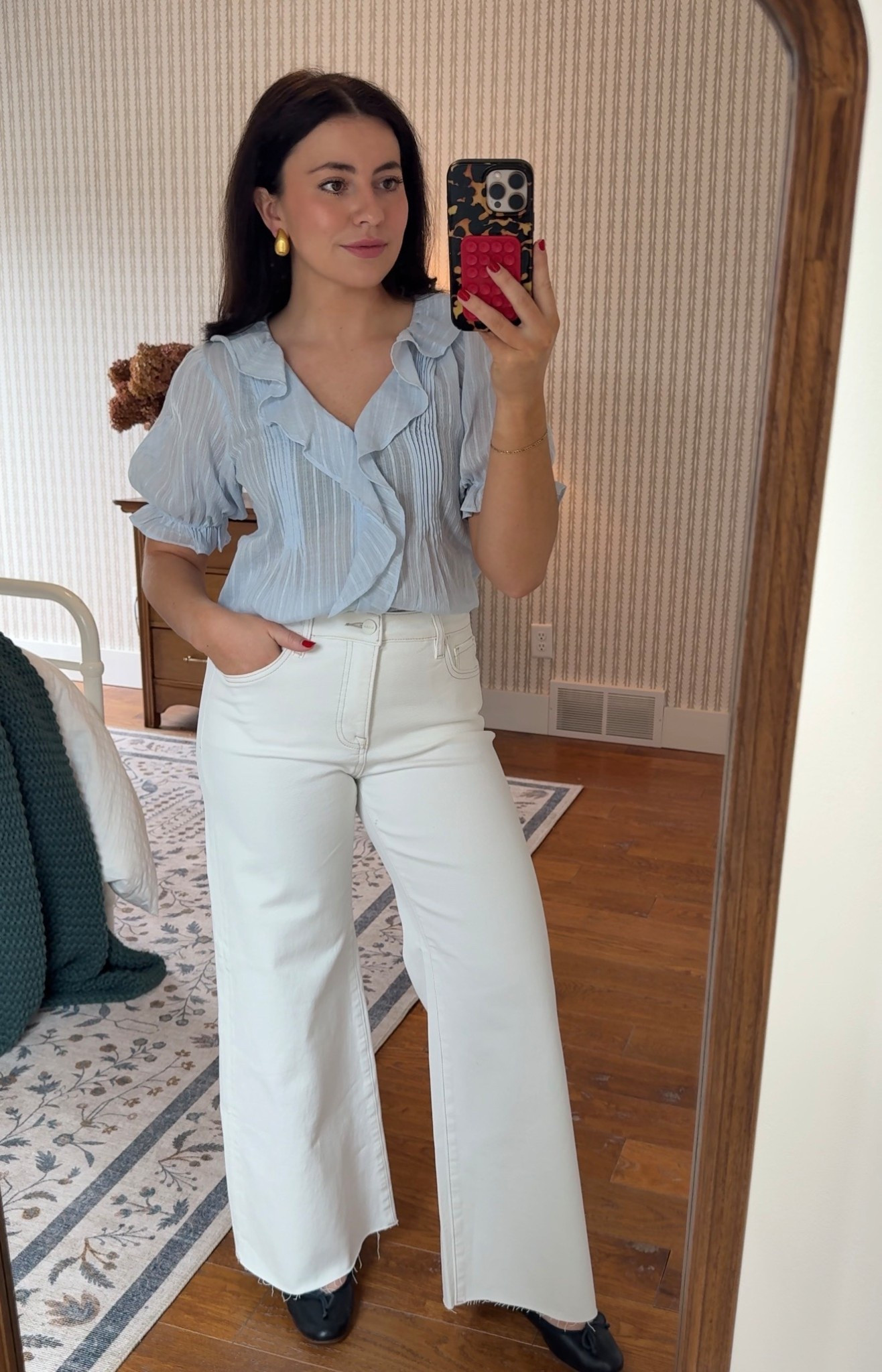 These white jeans are FAB and such a great price! 🤍