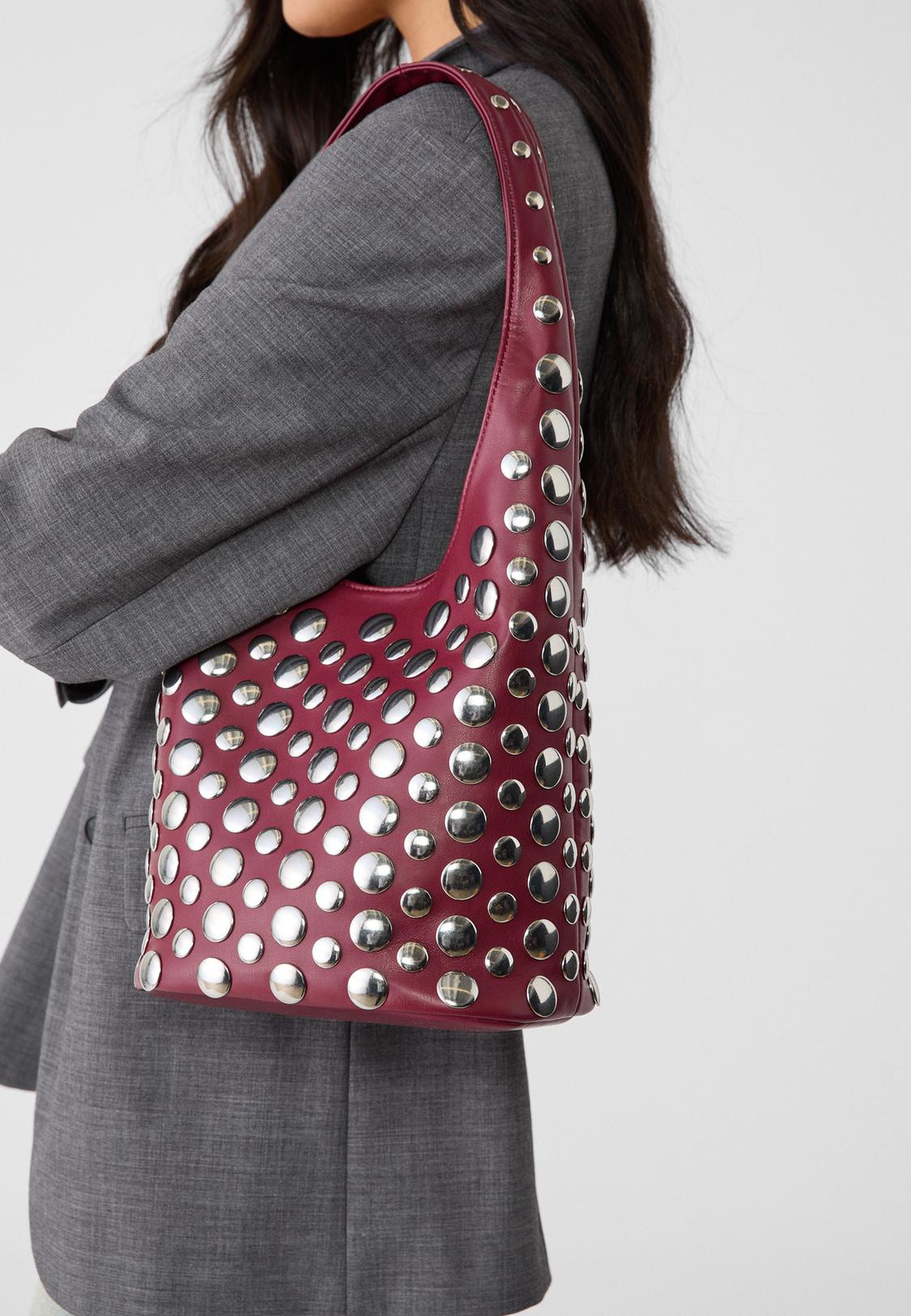 Schultertasche mit Nieten39,99 € inkl. MWSt./exkl. VersandkostenHINZUFÜGEN | Stradivarius DE