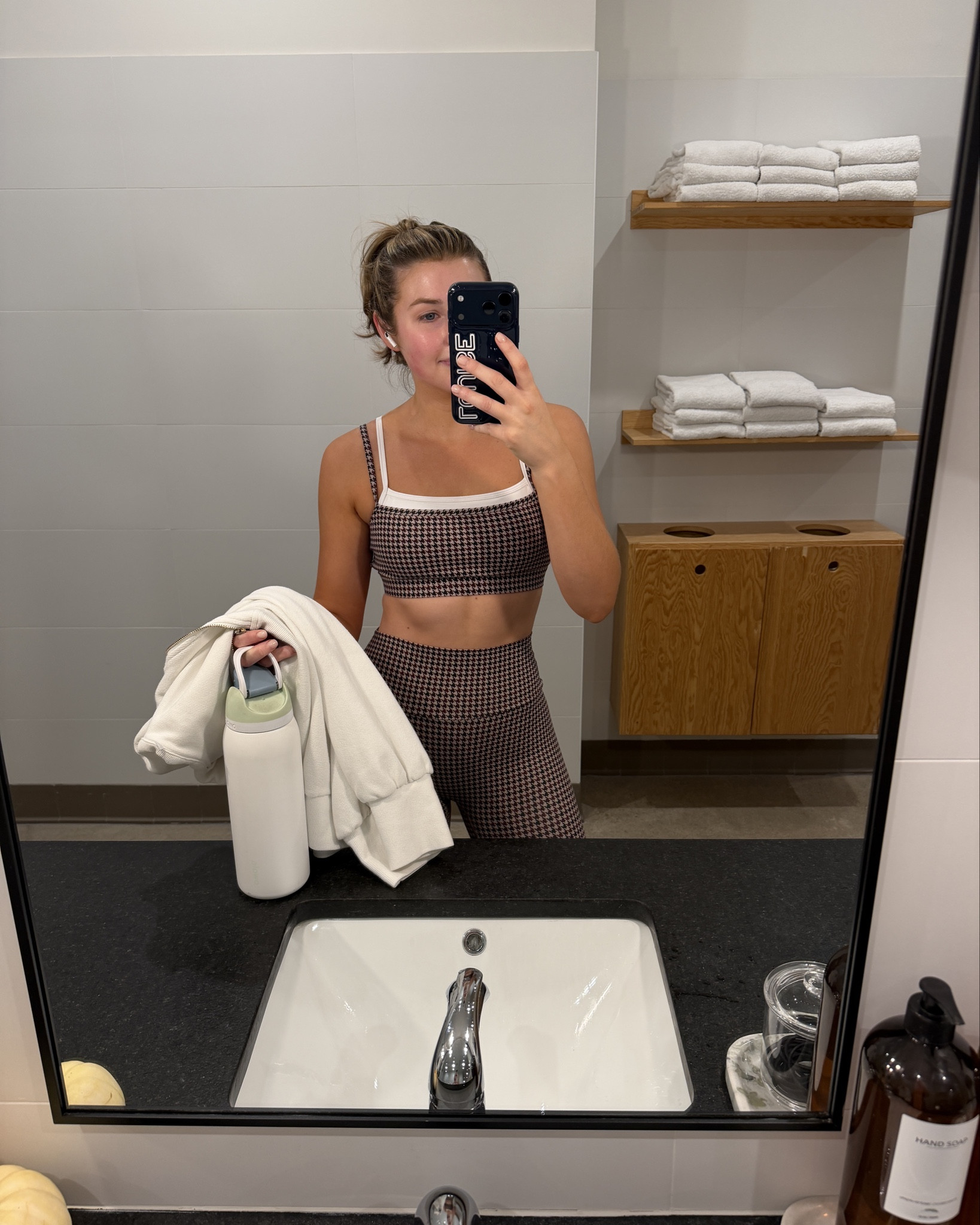 Saturday leg day at the gym followed by a yummy bagel 🤣💗 balance!! Wearing a S in set