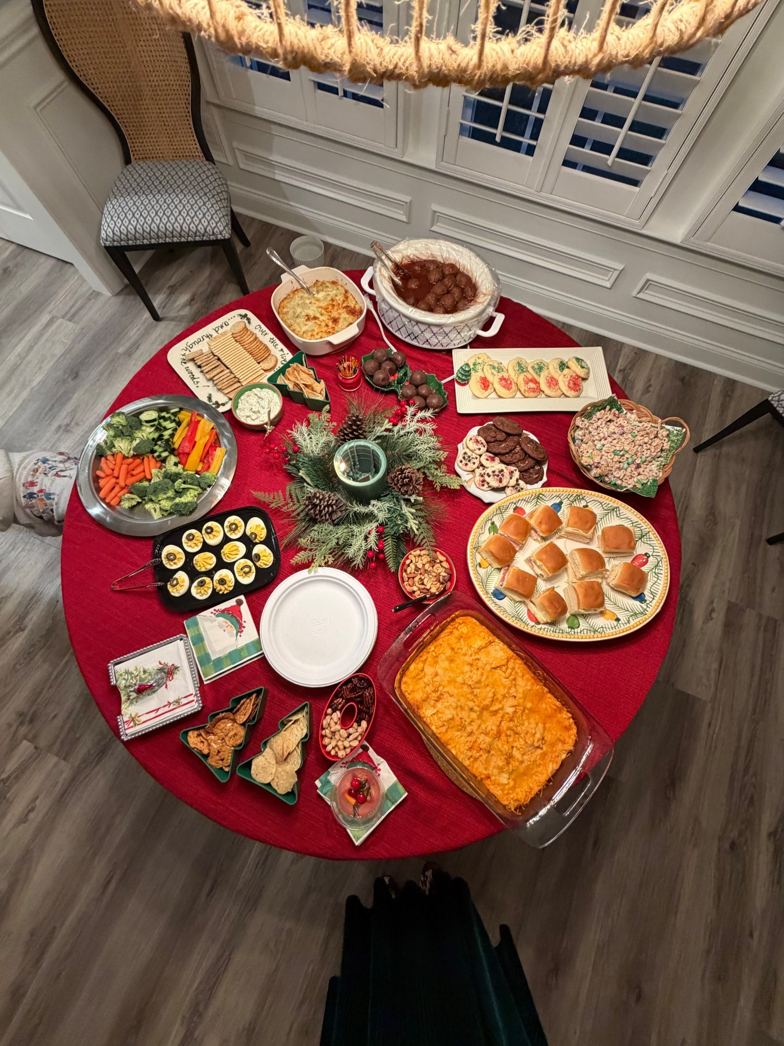 Showed up to the family potluck with snacks…
but made it ✨a moment✨

Target holiday snack boxes, Mariposa napkins, and Navi supervising nearby in her new Abercrombie hoodie because obviously she came dressed for the occasion.

#LTKfoodie #LTKGiftGuide #LTKHoliday