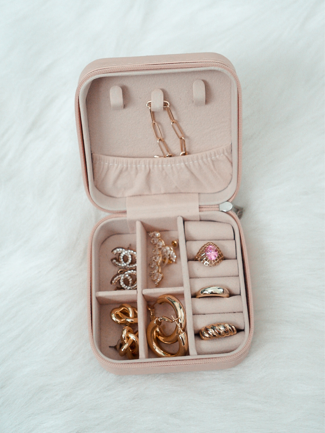 Jewelry organizer storage case from Amazon and only $5 💗 

Amazon travel must haves

#LTKTravel #LTKFindsUnder50 #LTKBeauty