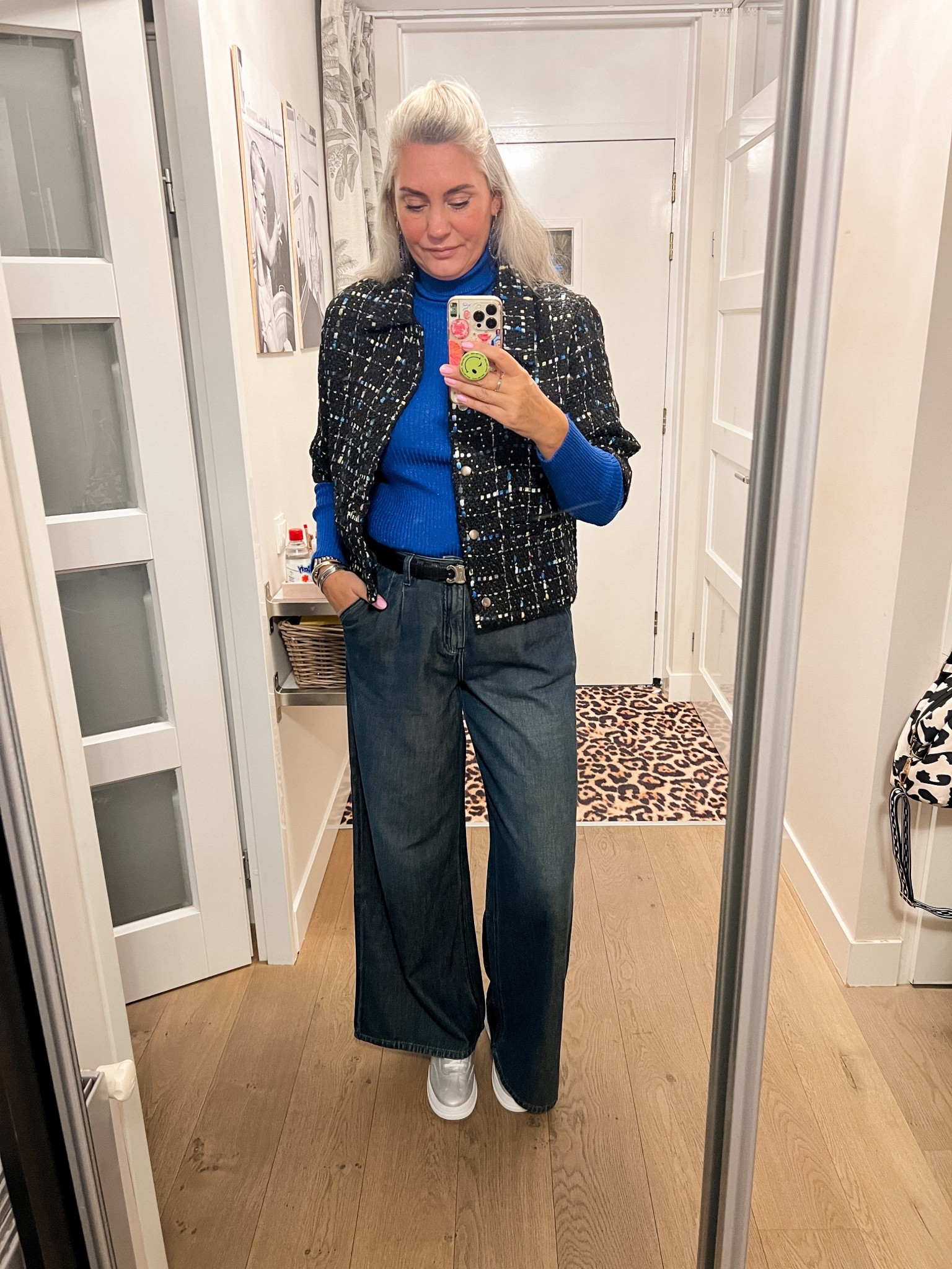 OOTD - Maandag. Kobaltblauwe coltrui (L, https://hema-nl.mtpc.se/5743844) blazer (Norah, maat 42), donkerblauwe jeans met wijde pijpen (model Gina loose van Florez), zilveren sneakers (Red Rag). 



#LTKworkwear #LTKeurope #LTKnederlands