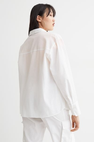 Relaxed-fit shirt in poplin made from a linen and cotton blend. Collar, buttons at front, and yok... | H&M (US + CA)