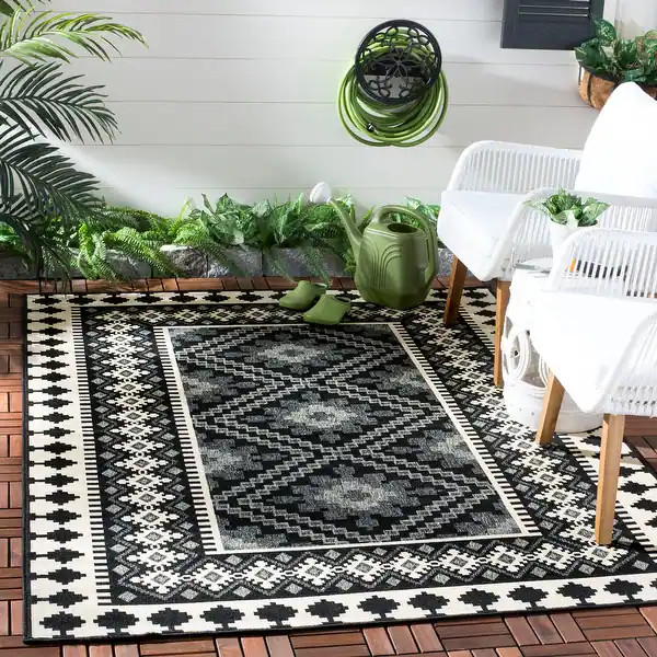 SAFAVIEH Veranda Eyvor Indoor/ Outdoor Patio Backyard Rug - 5'3" x 7'7" - Black/Creme | Bed Bath & Beyond
