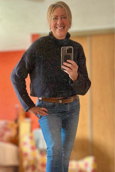 What a beautiful Thursday ! 

Stepping outside in this lightweight but cozy cropped sweater . It’s a blend and has a super softness to it .  The mock neck is perfect for today’s weather . 

The jeans are older - @americaneagle 
High waisted and slim fit .  One of the few pairs I have without any rips or tears .

Time to clean up some of the outdoor patio stuff today while I absorb some Vitamin C ☀️🍁😊

Have a lovely day !  

Sweater @zara
Denim @americaneagle

#denimlove
#americaneagle
#navy
#softandfleecy
#mockneck
#croppedsweater
#skinnylegjeans
#thursdayvibes
#keepingitcasual
#fashionablefifties



#LTKSeasonal