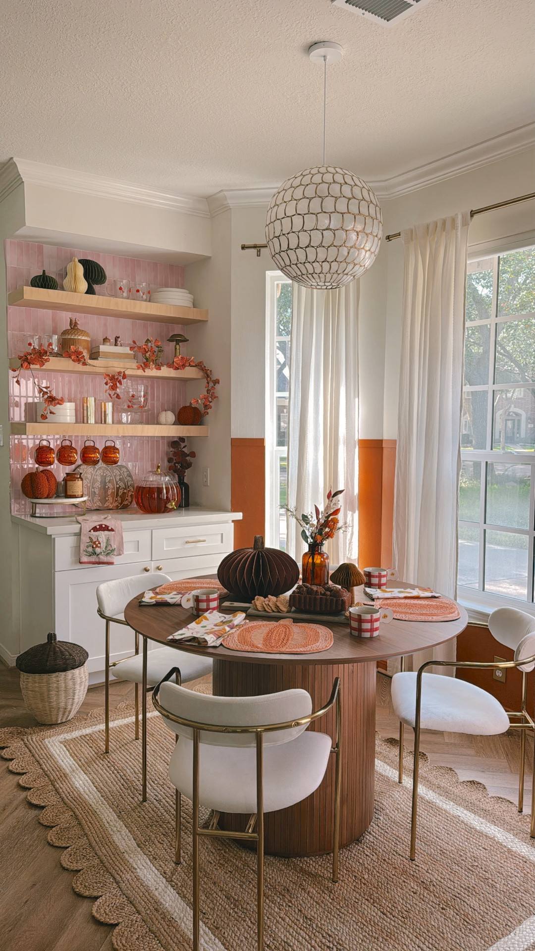 It’s time for a new kitchen color to match the season! #WorldMarketPartner I’ve always wanted a kitchen that smells like cinnamon and baked goods. I decorated the kitchen with these adorable apple mugs and placemats from @worldmarket! This year’s theme was woodland themed so I did a lot of natural looking foliage and woodland creature accents like these cute squirrel salt shakers and jar! So in love with how this all turned out! 

#painting #falldecor #pumpkinbread #kitchentable