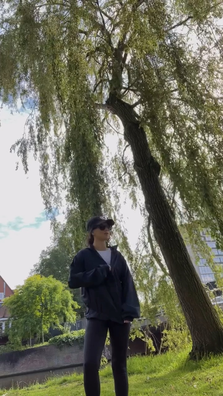 Come row with me on the Amstel in Amsterdam. Leggings and windbreaker by @girlfriend ofc 
.
#workoutoutfit #crewrowing #sustainablefashion