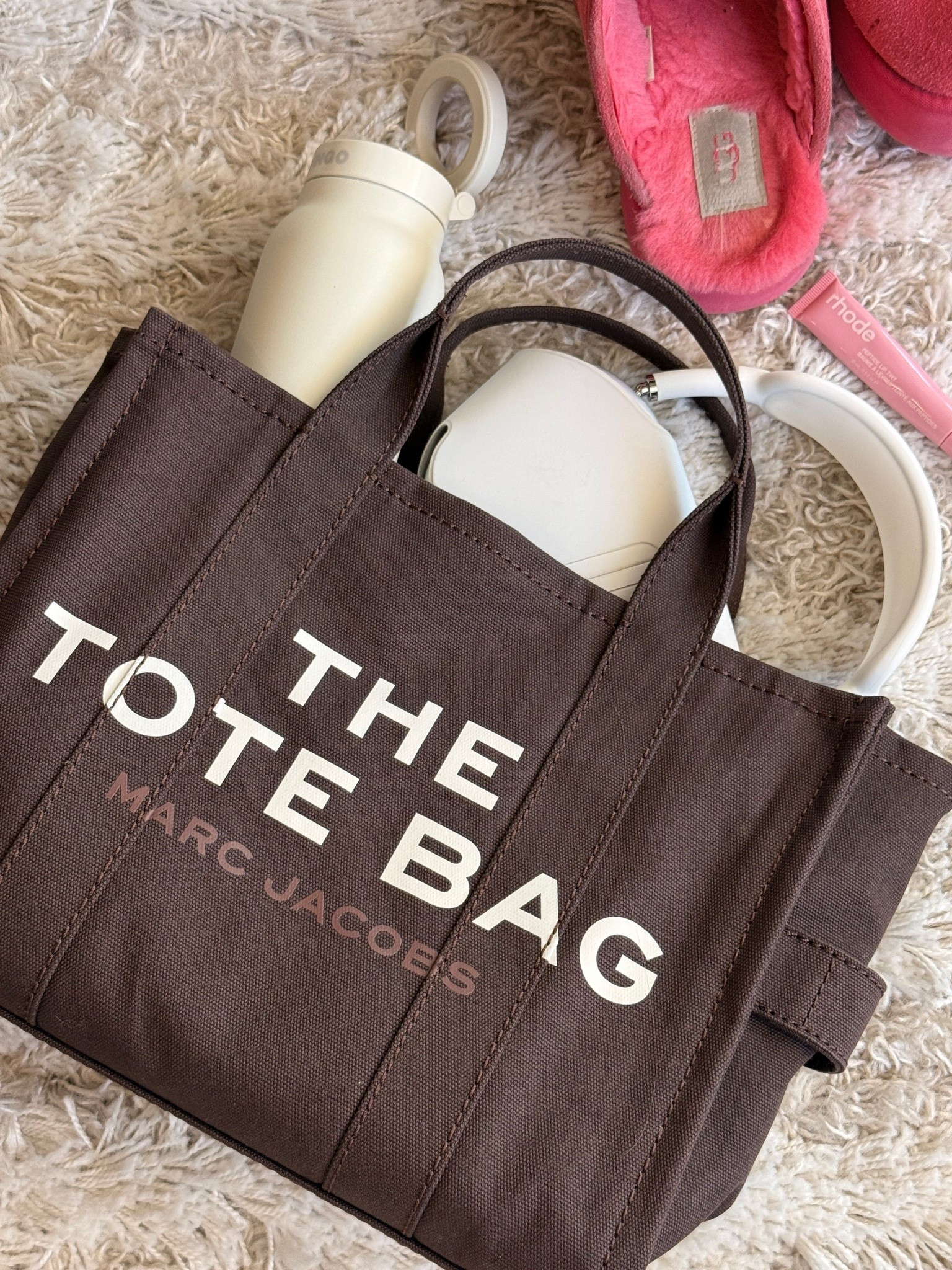 My favorite tote size medium for daily wear

The tote from Marc Jacobs size medium fits my large computer, headphones and water bottle