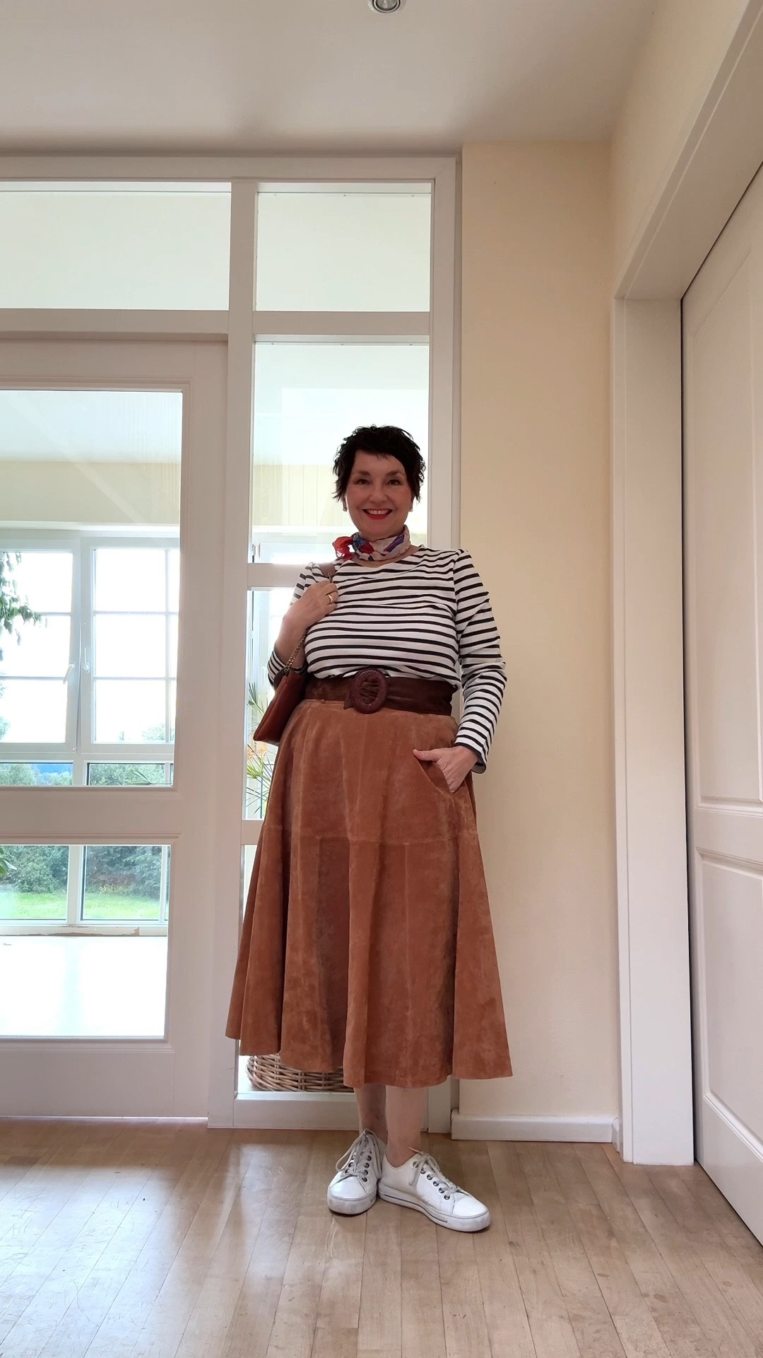 Herbstlook, aber ein bisschen maritim: Wildleder Rock plus Streifenshirt 🍂🤎

#herbstoutfit
#herbstlook
#falloutfit
#over50
#50plus
#60plus