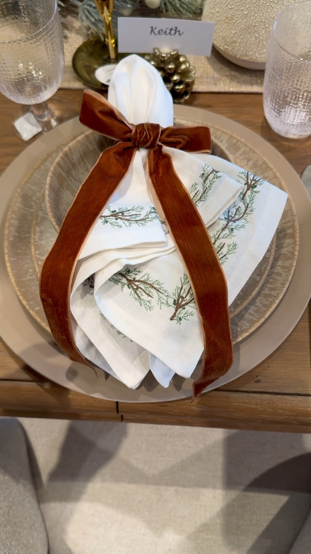 I love this velvet bow napkin ring. It would be so pretty for a holiday place setting, Christmas or Thanksgiving place setting.

#LTKHoliday #LTKHome #LTKGiftGuide