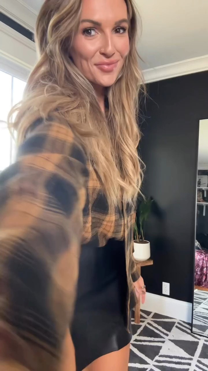 who wants to win a $1k gift card to @vicidolls ?! let me know below, and we will pick one of you guys to send it to ✌🏽🤎

the green outfit is giving ✨ lizzie mcguire movie ✨

make sure to follow me & @vicidolls . tag a friend in the comments. the more tags, the more entries!

winner will be randomly selected on 10/7!