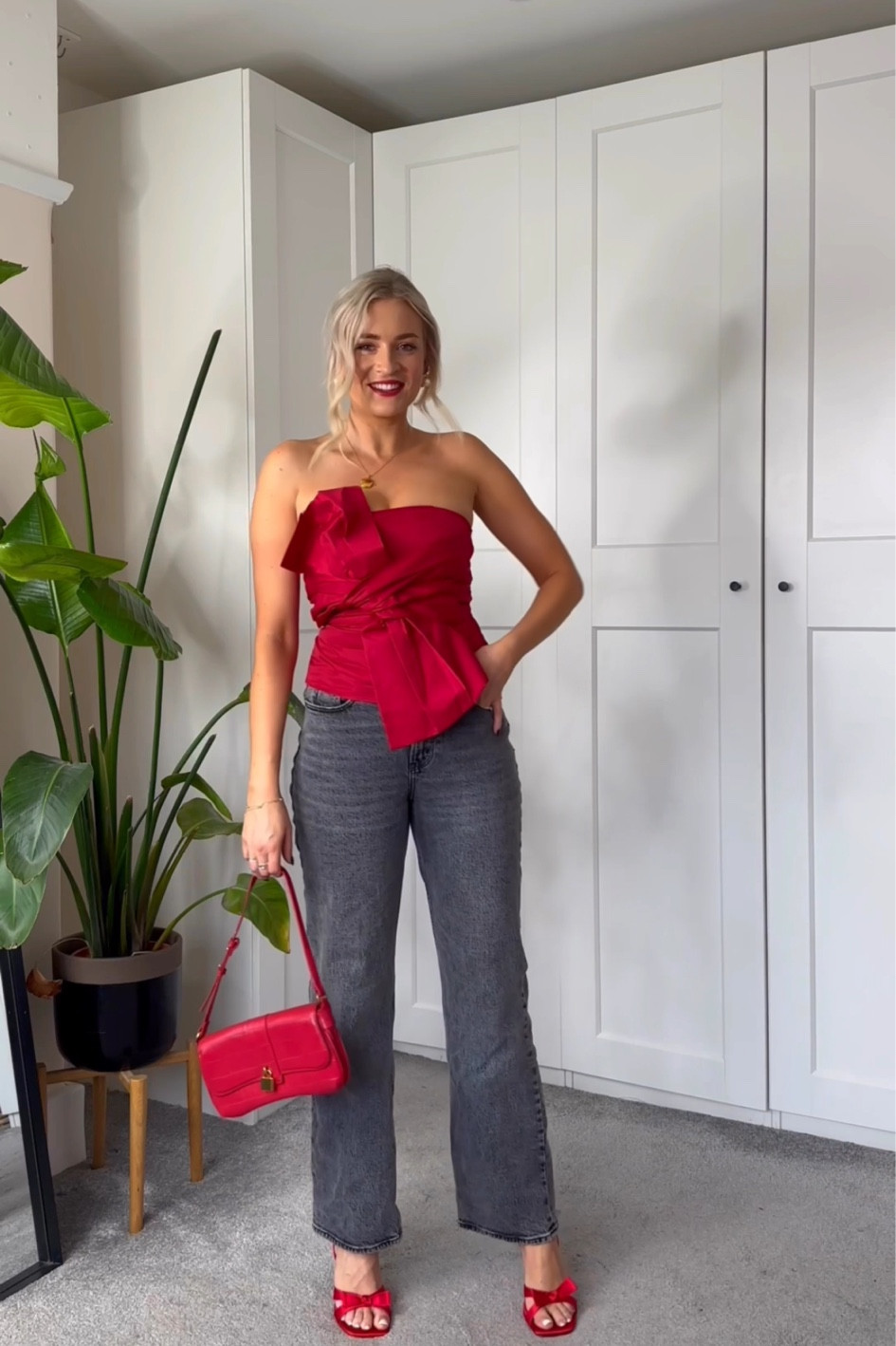 Love this red look for party season! 💋

#hm #hmnewin #jeansandanicetop #partyseason