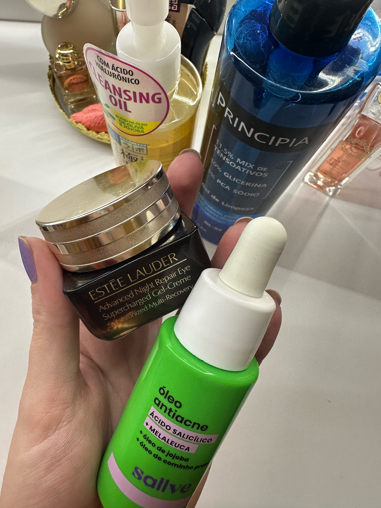 Skincare noturno:

Dupla limpeza com cleansing oil hada lavo + gel de limpeza principia.

Óleo antiacne sallve.

Night repair área dos olhos Estée Lauder.

#sallve #hadalabo #esteelauder #nightrepair #principiaskincare  #skincare 


#LTKbrasil #LTKbeauty