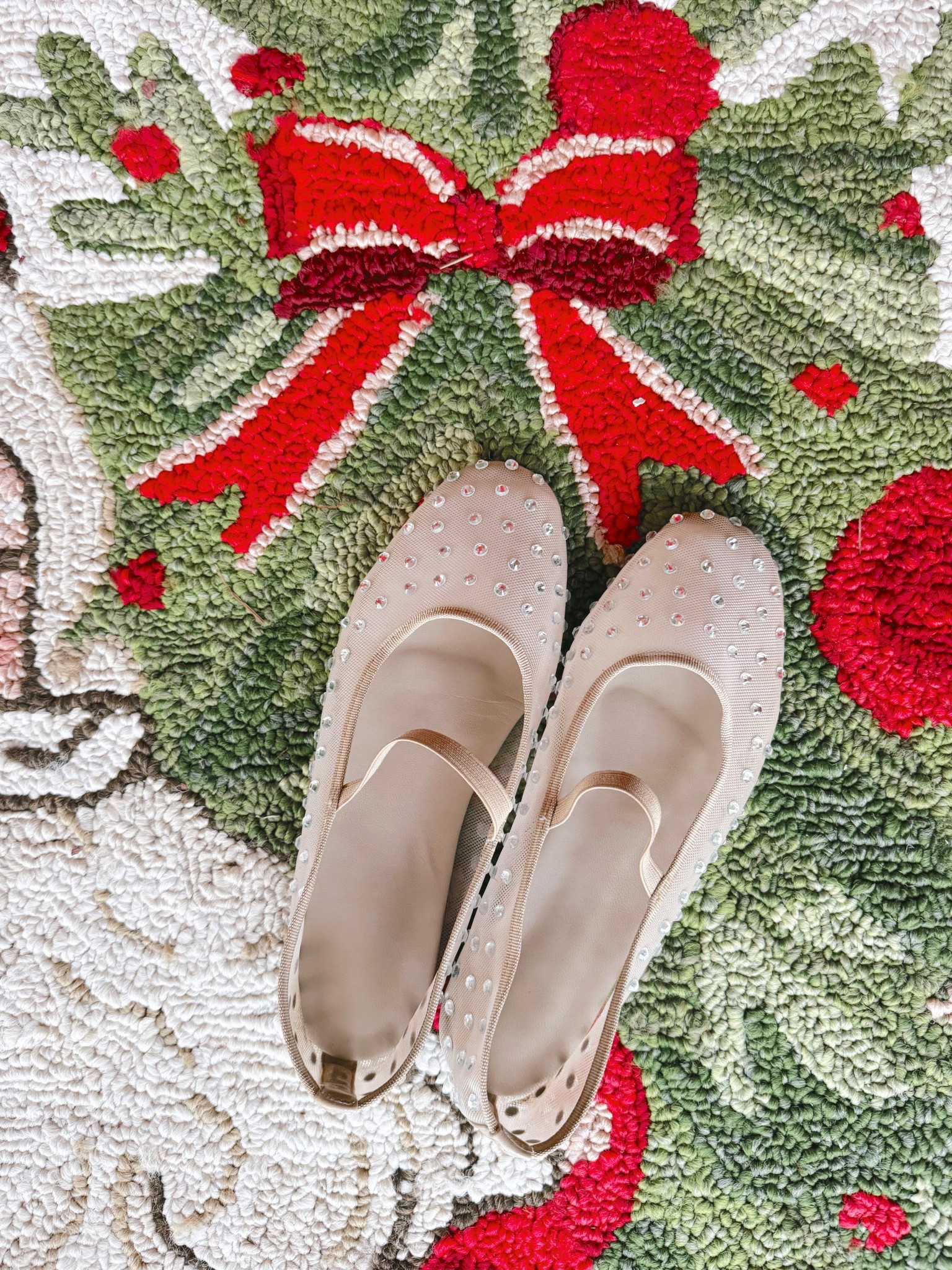 My MOST complimented shoe! I swear I get 3/4 people asking me where these are from every single time I wear them. I have had them for over a year and WEAR these… they have held up so well. Comfortable and breathable! Plus they match every outfit! 😍


#LTKFindsUnder50 #LTKHoliday #LTKSaleAlert