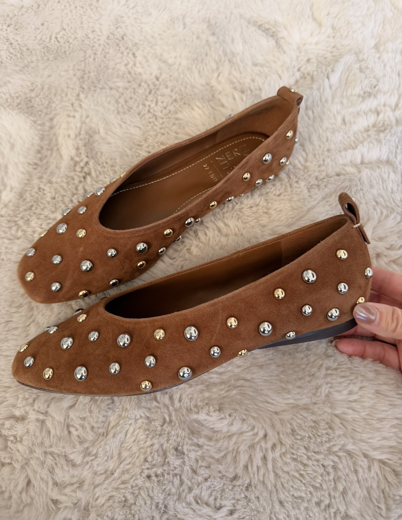 Fall outfit shoe 🤎Shape holds steady when movement starts—these shoes stay put through the day. A simple fit keeps things consistent.
