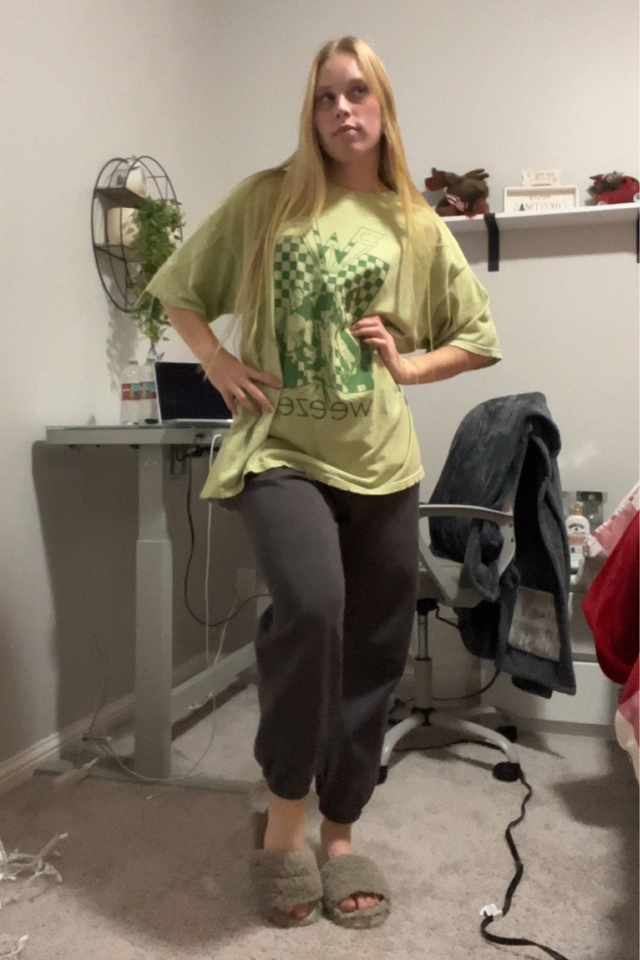 finals week fit! 
Found the exact tee linked!
Bottoms are dsg sweats in graphite grey!

#LTKU