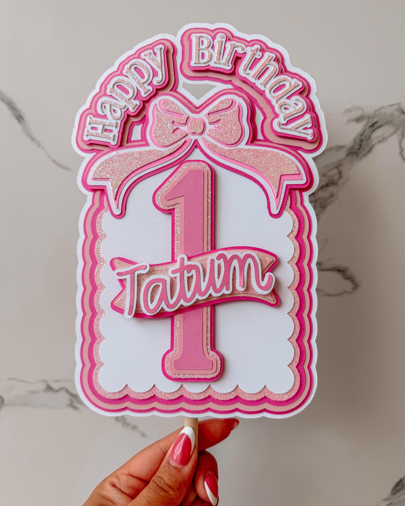 Here’s the final reveal for this darling cake topper! Layered with pink everything, customized with her name, and finished off with the sweetest bow detail. I absolutely LOVE the way this DIY (aka another successful #NaptimeCraft 🤍) turned out! 

We are inching closer and closer to the big day, and seeing all these little details come together makes my heart so happy. 🥹💕 DIY party planner mode: fully activated.