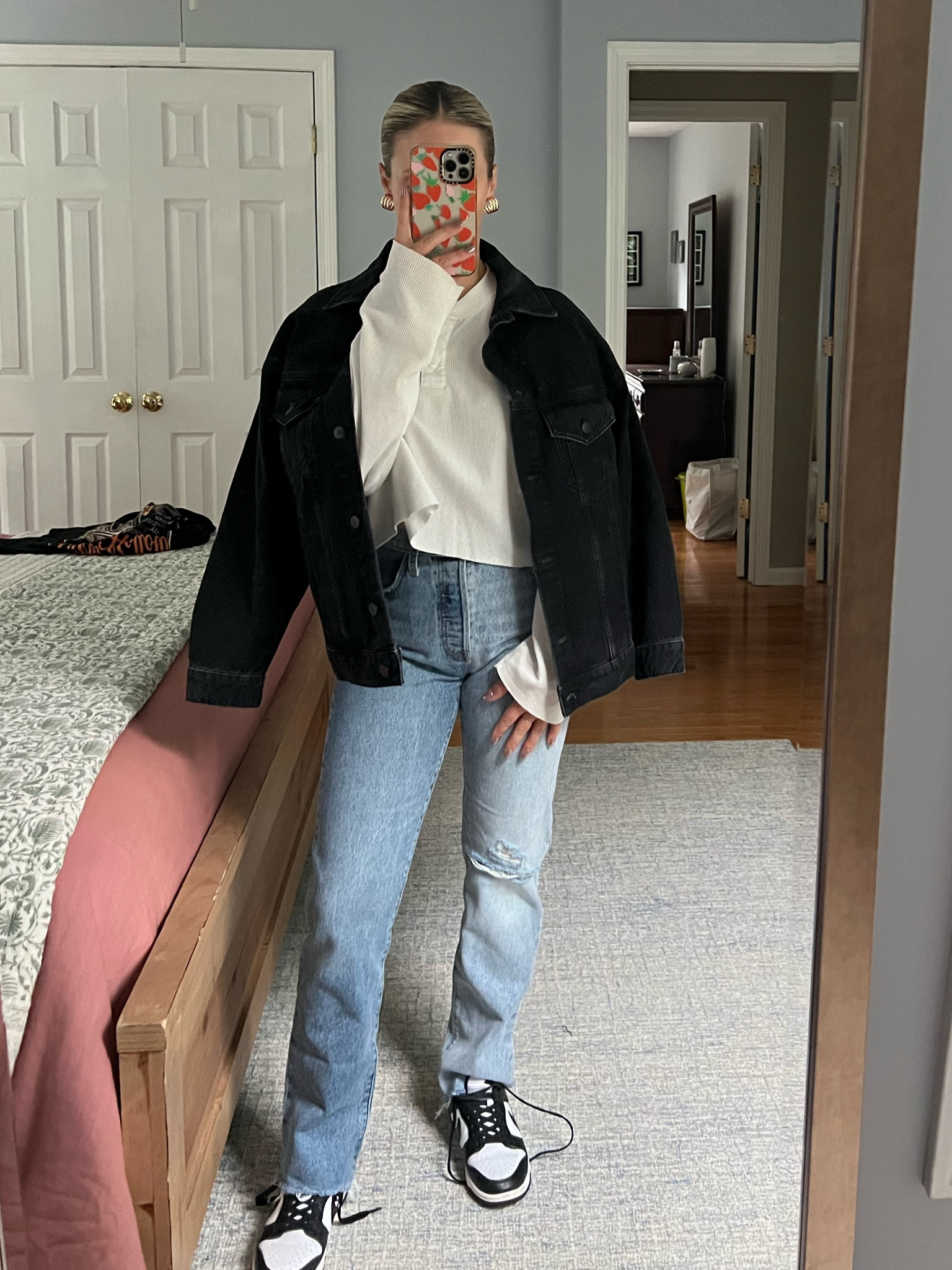 Levi’s, wedgie straight, black jean jacket, jean jacket, black jacket, dunks, pandas, black and white, fall, outfit inspo, work wear, on sale

#LTKOver40 #LTKPlusSize #LTKSeasonal