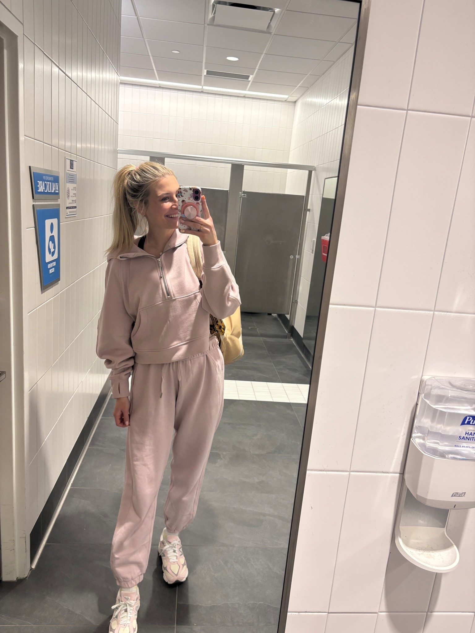 Travel day but make it cute 🤍✈️
My Lululemon jogger sweatsuit is the comfiest airport fit ever. Linked on my LTK! @lululemon 

#LTKootd #LTKTravel