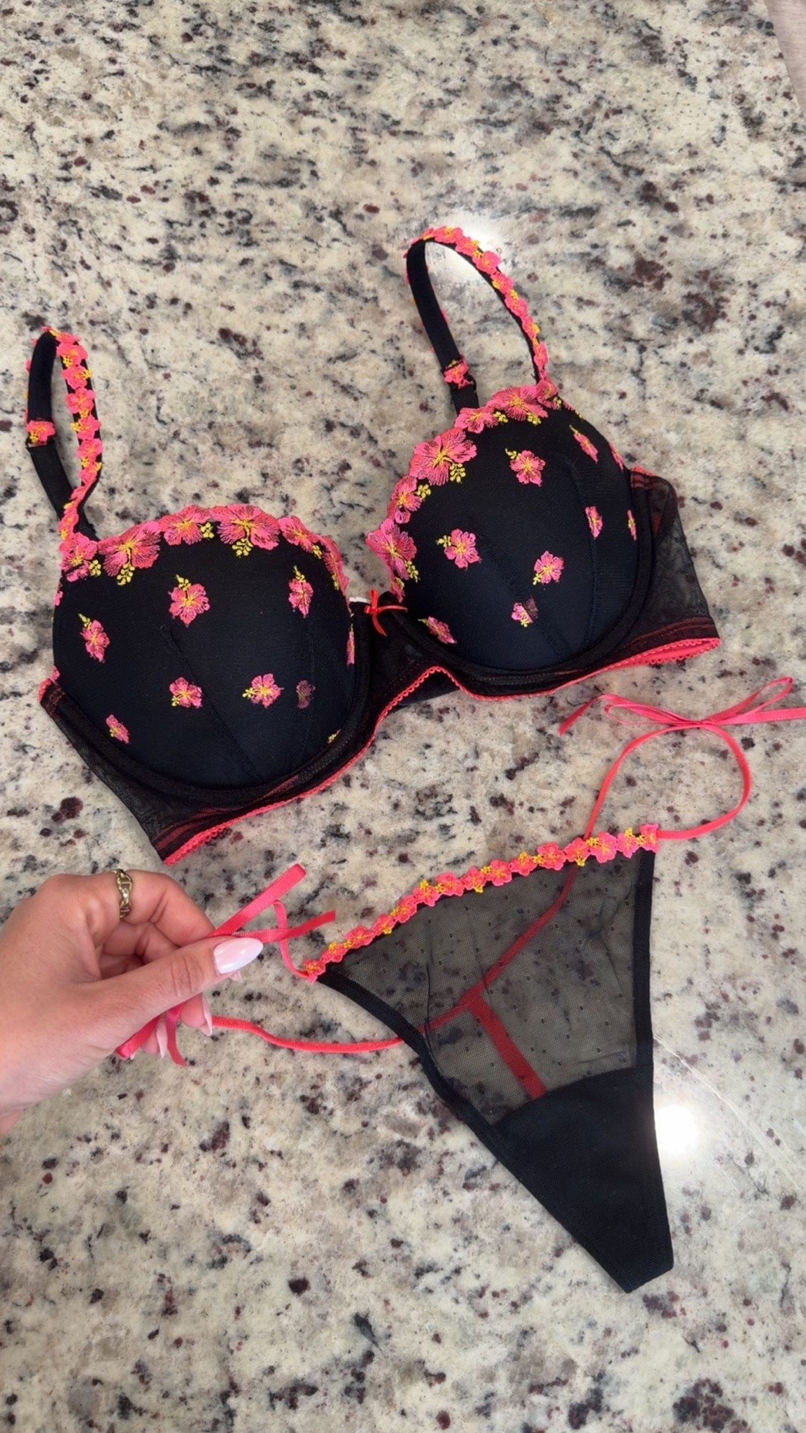 PINK's warm weather must haves ☀️
#pinkpartner  @vspink