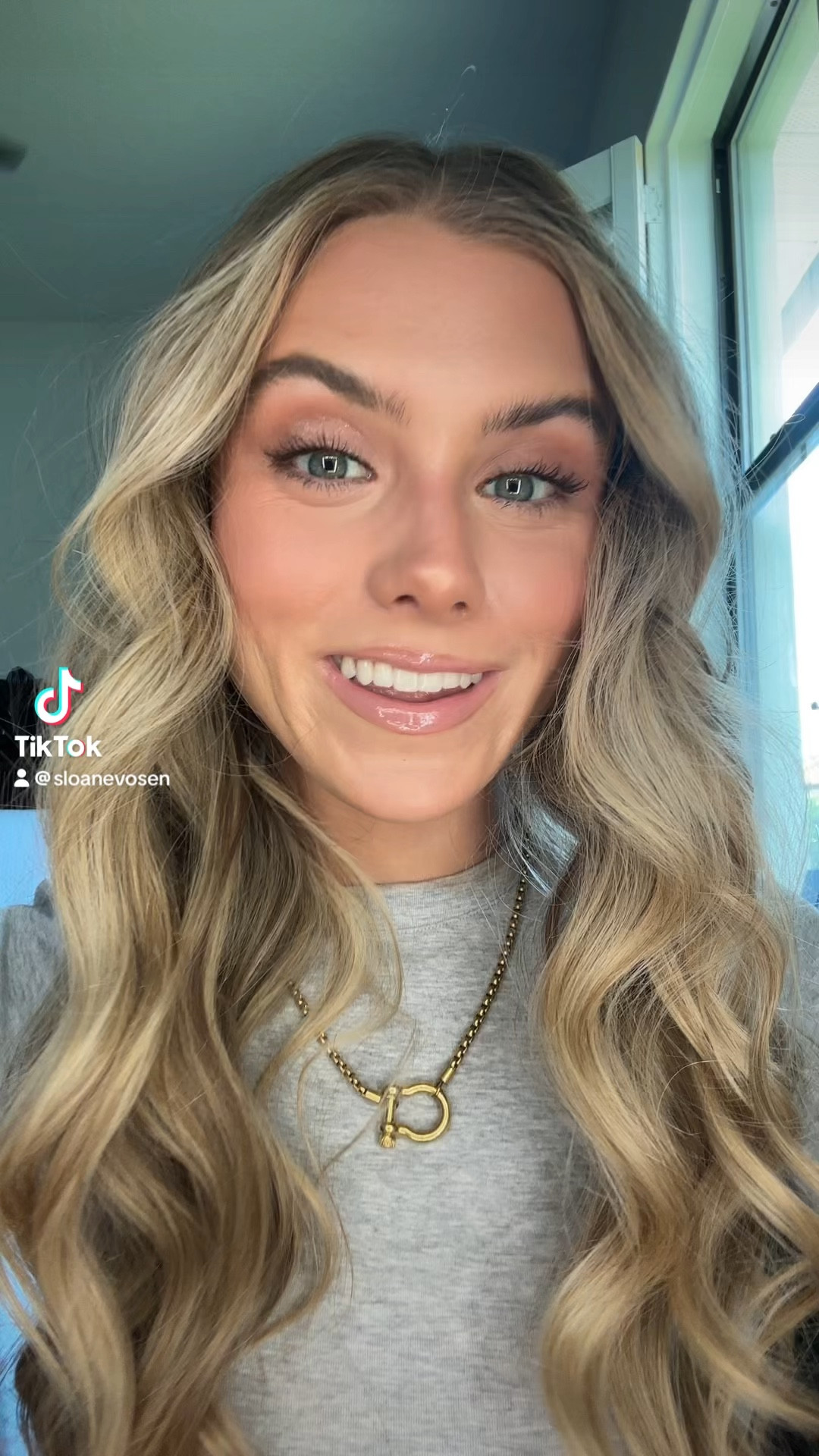 if you want an affordable highlighter this was made for you!!! @ColourPop Cosmetics ✨ this is shade flexitarian the is a pretty gold colored powder highlight. Under $10 🤩 the formula is buttery soft and super blendable. 

#colourpop #colourpopcosmetics #colourpopeyeshadow #colourpophighlighter #glowymakeup #glittermakeup #highlighter #powderhighlight #makeup #beauty #tiktokshop #tiktokshopmakeup #makeuphacks #makeuptips #highlight #makeuphighlighter #makeuphighlight #tiktokshopnewarrivals 

#LTKBeauty #LTKFindsUnder50 #LTKVideo