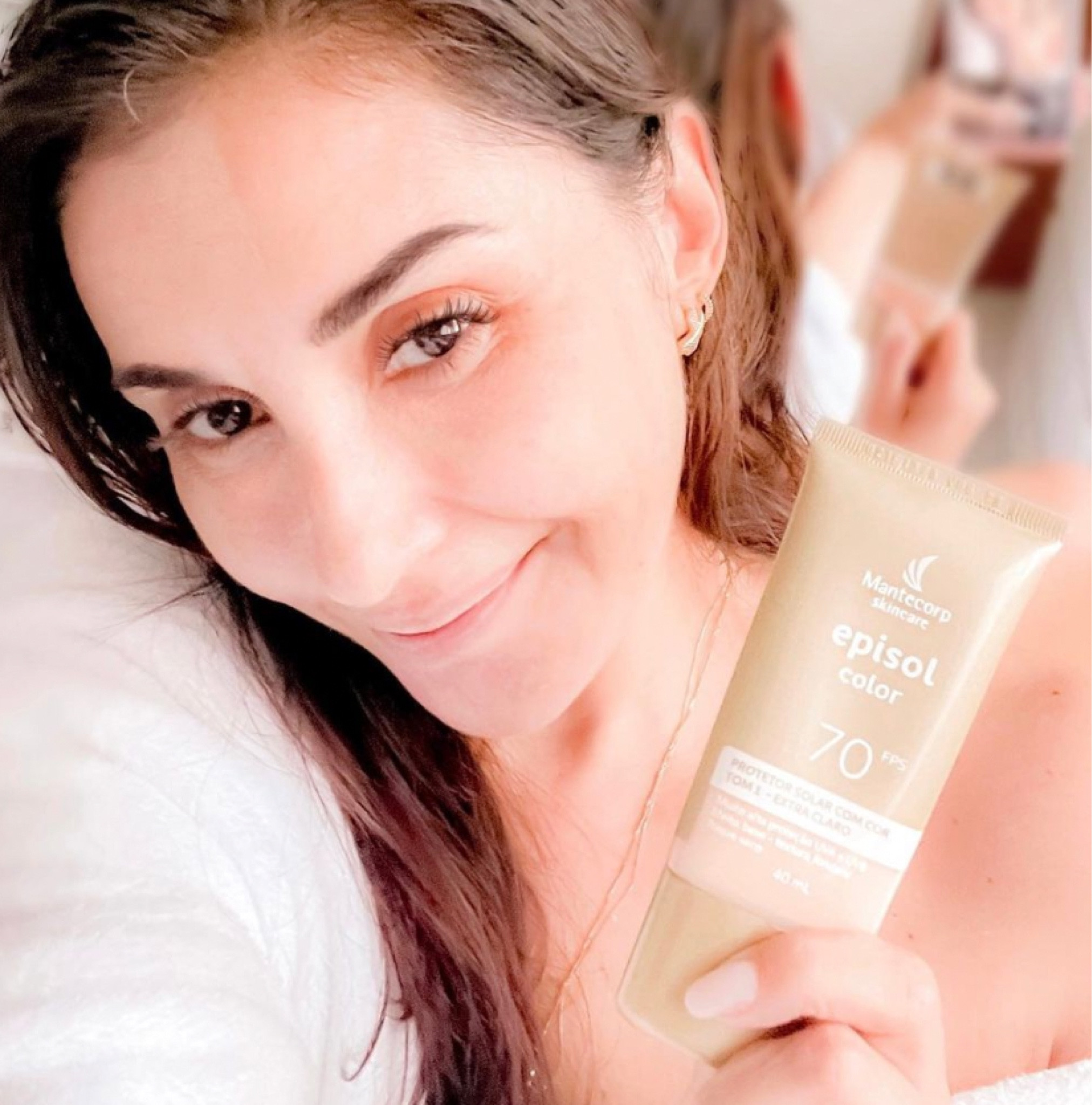 Gente mostrei pra vocês hoje nos stories (assistam lá que inclusive tem um antes e depois mara!), o novo #EpisolColor FPS 70 da @mantecorpskincare te protege contra os raios UVA e UVB e luz, além disso a nova fórmula é sem cheiro de protetor solar, o que é maravilhoso. Ele ainda suaviza e diminui rugas e linhas de expressão, tem efeito matificante e uma textura leve que ajuda a não causar acne. Maravilhoso né? Para melhorar ainda mais, ele tem a maior cartela de cores do mercado que estão com novos nomes e vão de: Tom 1- Extra claro (o meu), Tom 2 -Claro, Tom 3- Médio, Tom 4- Médio escuro, Tom 5- Negro e Tom 6- Nego. Agora corre pro site da Mantecorp Skincare que tá cheio de descontos e aproveita pra garantir o seu com até 25% off. Link nos stories ou me pede aí nos comentários ☀️🧡 #mantecorpskincare #novoepisolcolor publi #skincare

#LTKbeauty #LTKbrasil