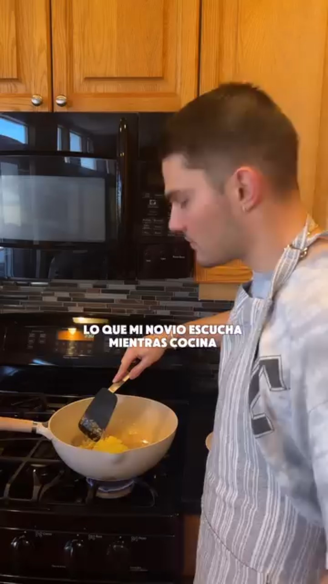 What my boyfriend listen when he cooks VS me 😂😂😂😂

#reels #lifestyle #humor #funny #love #usa #couple #latinaygringo #couplegoals #funnyvideos #cooking #kitchen

#LTKSeasonal #LTKU #LTKFindsUnder50