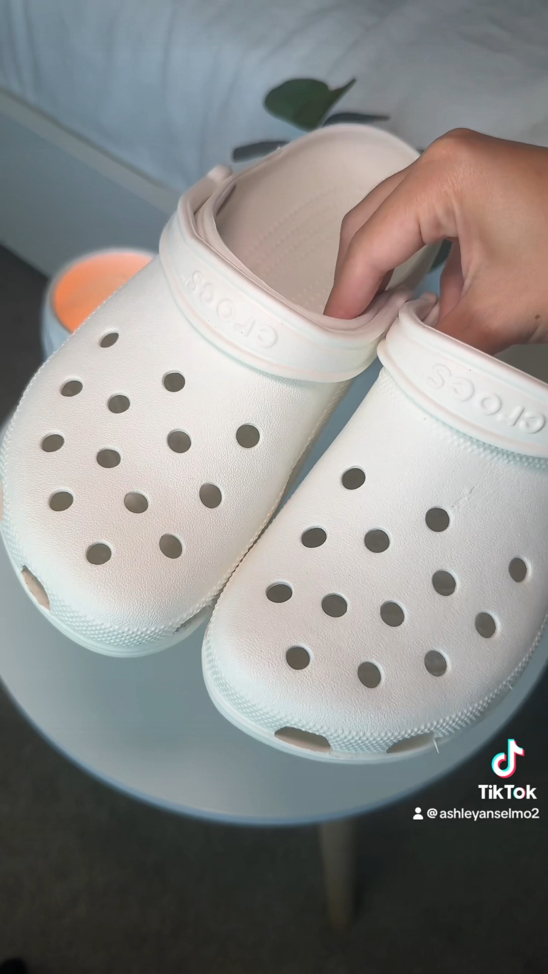These crocs are amazing! They're so adorable and look just as good as the real ones!

#dhgate #dhg8 #dhgatefinds #dhg8finds #crocs

#LTKVideo #LTKFindsUnder50 #LTKShoeCrush