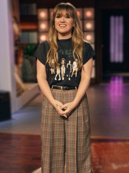 Shop Kelly Clarkson's Spice Girls graphic print mock neck vintage style T-shirts and multi check pleat front trouser pants #KellyClarkson #CelebrityStyle

#LTKstyletip