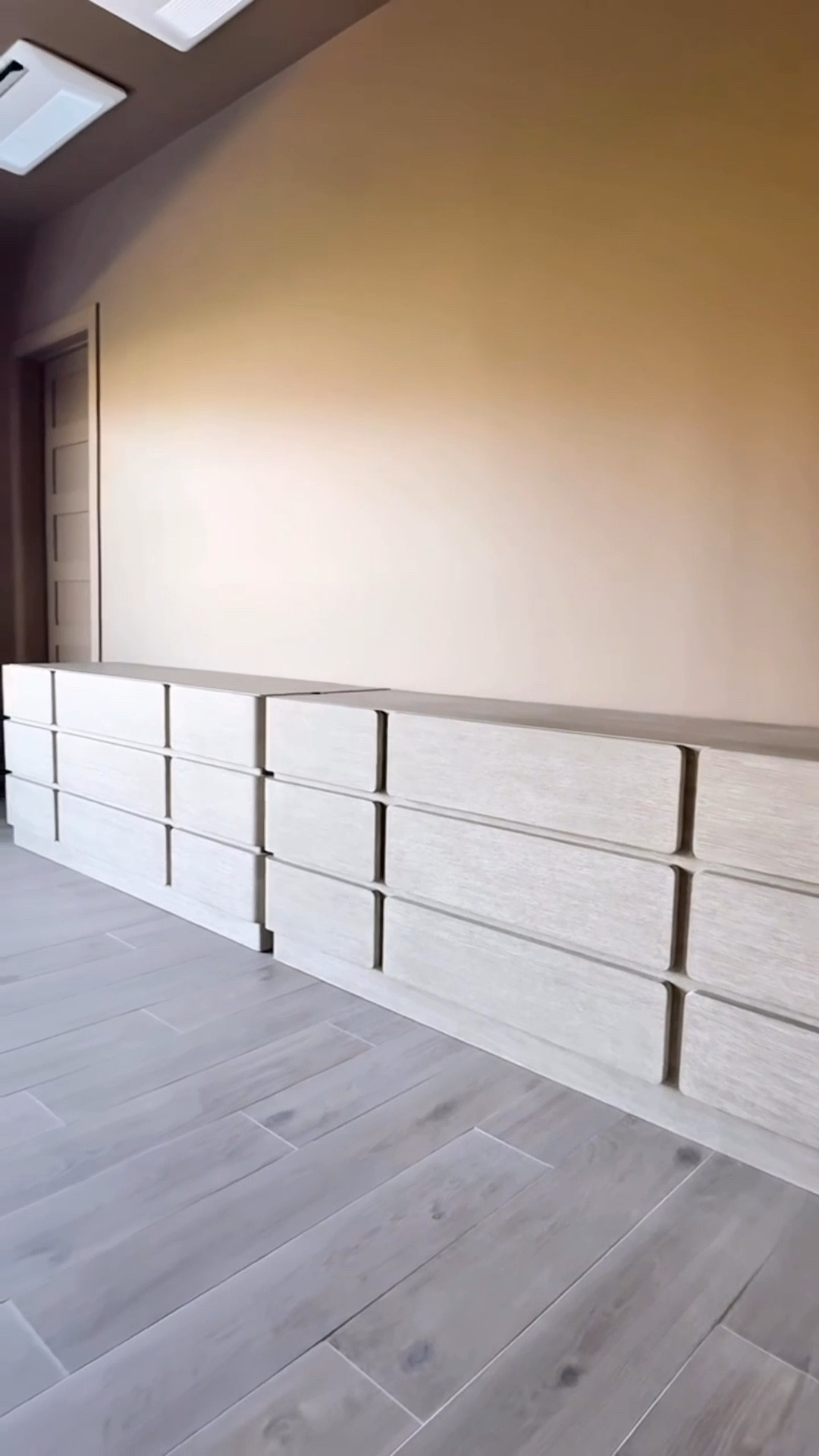 New dressers in and already making the space feel more put-together.🤍

Clean lines. Light wood. Extra storage. Modern build. Bedroom organization staples.

#HomeUpdate #BedroomFurniture #StorageSolutions #WayfairFinds


#LTKHome