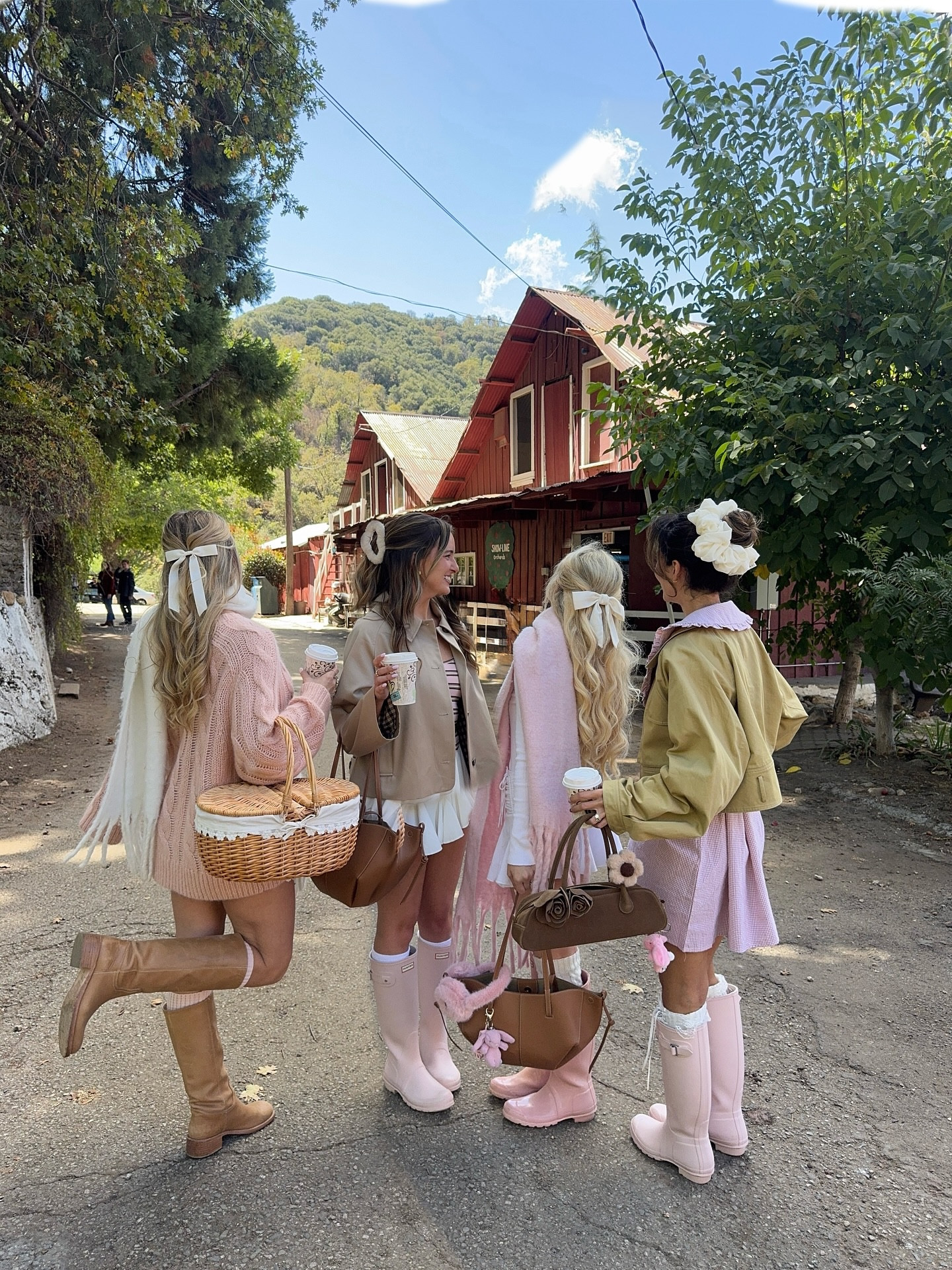 apple cider donut season 🍎☕️🧸🎀 

#appleciderdonuts #fallaesthetic #oakglen #oakglenappleorchards #appleorchard #falloutfit #sweaterweather #pinterestaesthetic #pinterestinspo #pinterestgirls