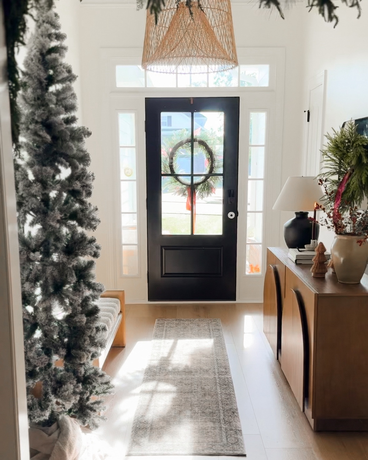 A holiday entrywayyy ❤️

Loving how warm & cozy this entryway is looking for the holidays!!

#LTKHome #LTKHoliday