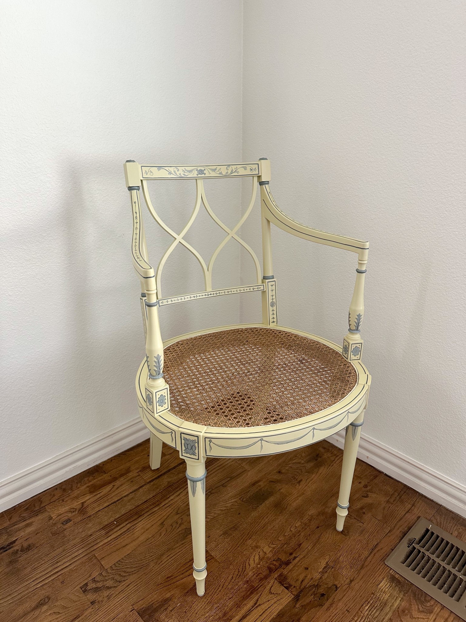 Desk chair has arrived✨